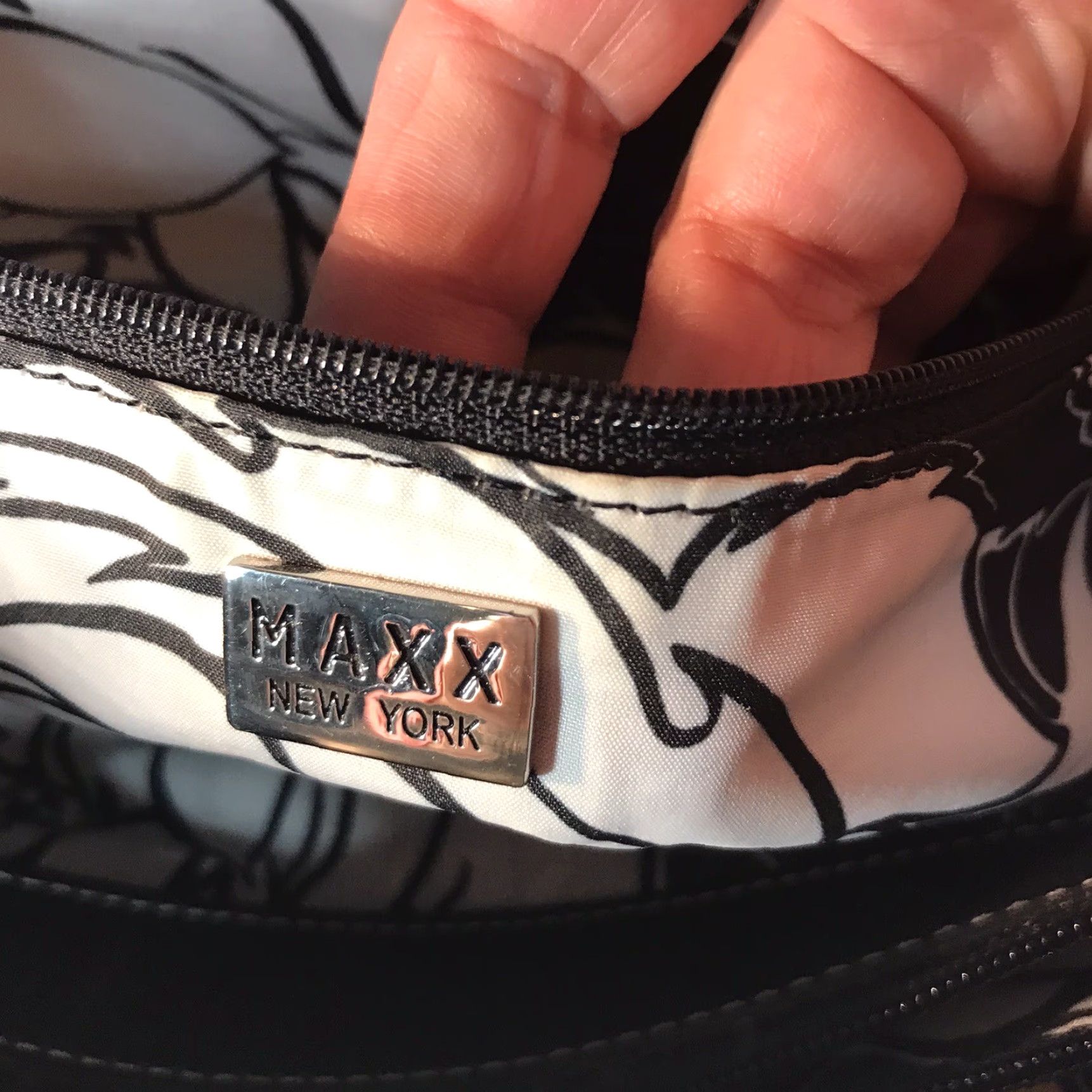X-LARGE Maxx New York Tote Bag XL Cream/Navy Woven Polypropylene with Inner Pockets, Lightweight, Classic Style, Womens Size ONE SIZE - 7 Thumbnail