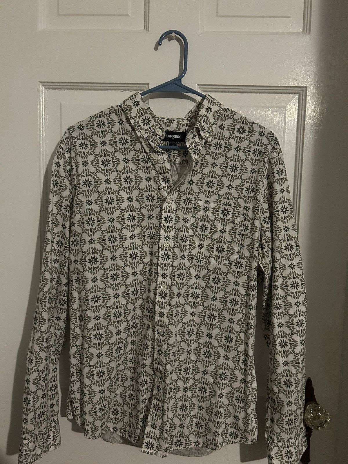 Express Express white and green floral button down Size US M / EU 48-50 / 2 - 1 Thumbnail