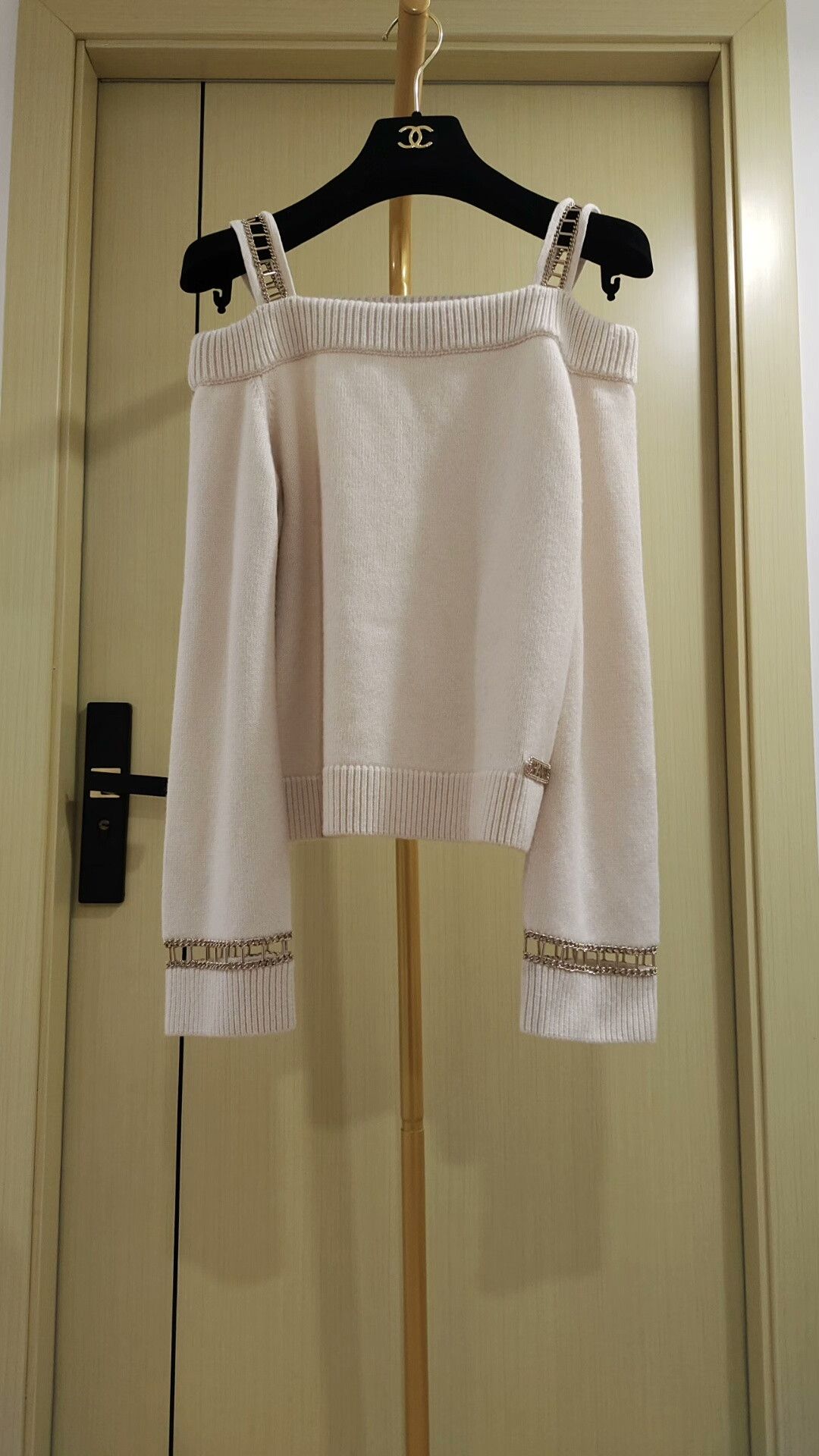Chanel Chanel Beige Knit Off-Shoulder Top Size M / US 6-8 / IT 42-44 - 1 Thumbnail