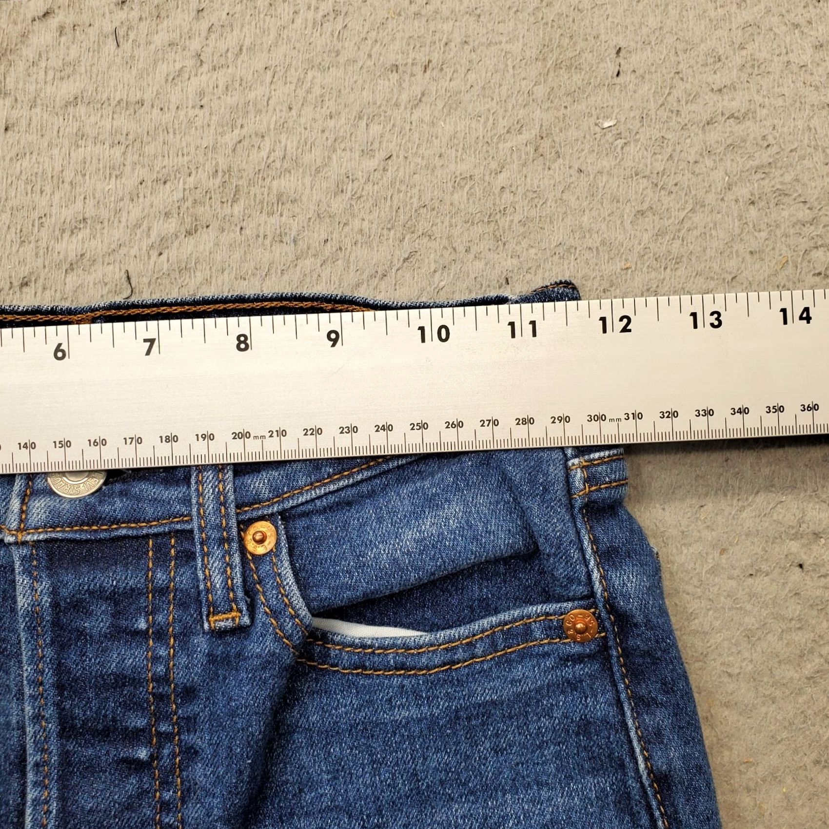 Levi's Levi's Jeans Women's 24x28 Blue Denim Pockets Red Tab Wedgie Straight Button Fly Jeans Womens Size 24 26.25" Inseam 36" Outseam 5-Pocket Design Size 42" / US 20 - 5 Thumbnail
