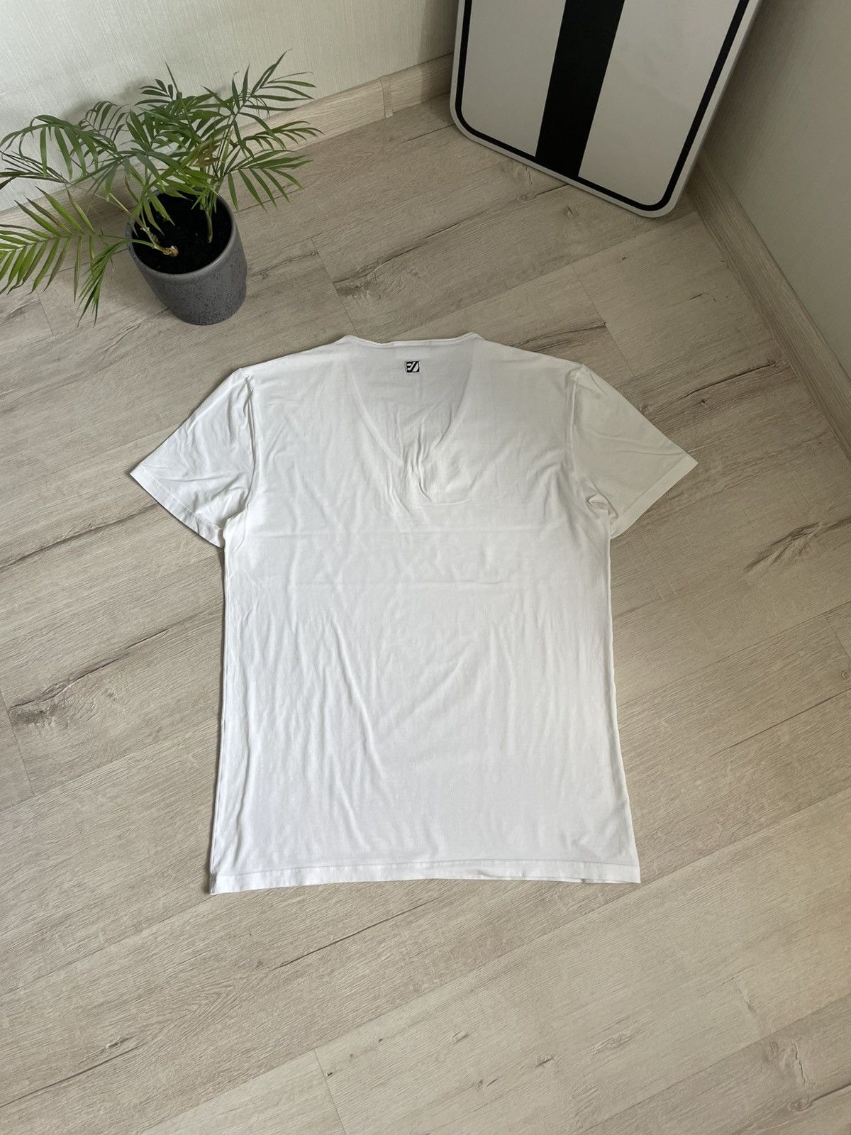 Ermenegildo Zegna Ermenegildo Zegna V-neck Luxury Tee White Key Larg Style Y2k Size US XL / EU 56 / 4 - 2 Thumbnail