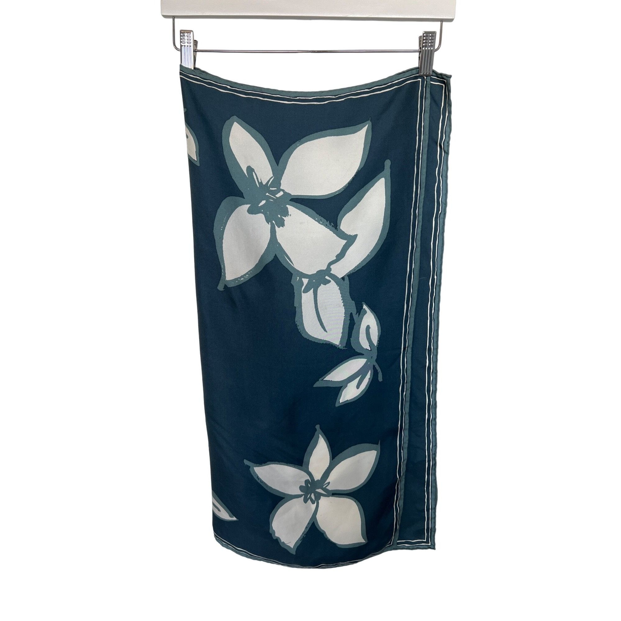 Banana Republic Banana Republic Navy & White Floral Print Scarf Size ONE SIZE - 1 Thumbnail