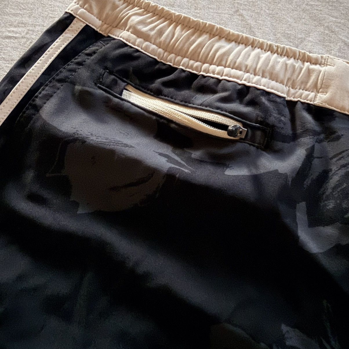 Vuori Vuori Women's Performance Shorts Floral Print XL 2” Inseam Size 34" / US 12 / IT 48 - 3 Thumbnail