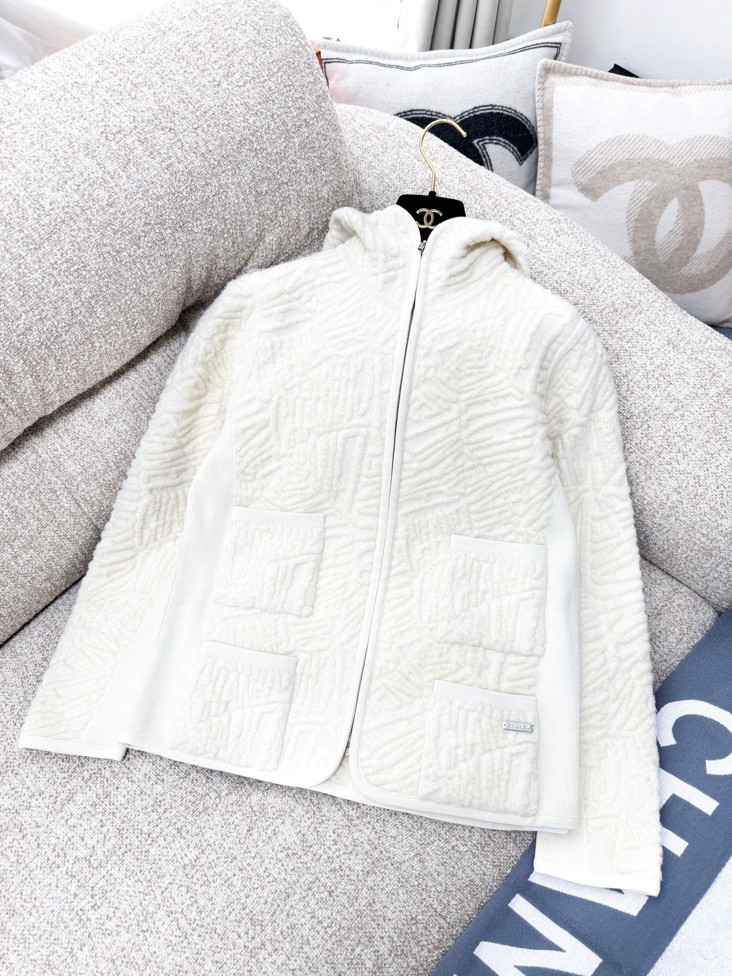 Chanel Chanel 21N Coco Neige Logo Jacket - dmc Size US S / EU 44-46 / 1 - 1 Thumbnail