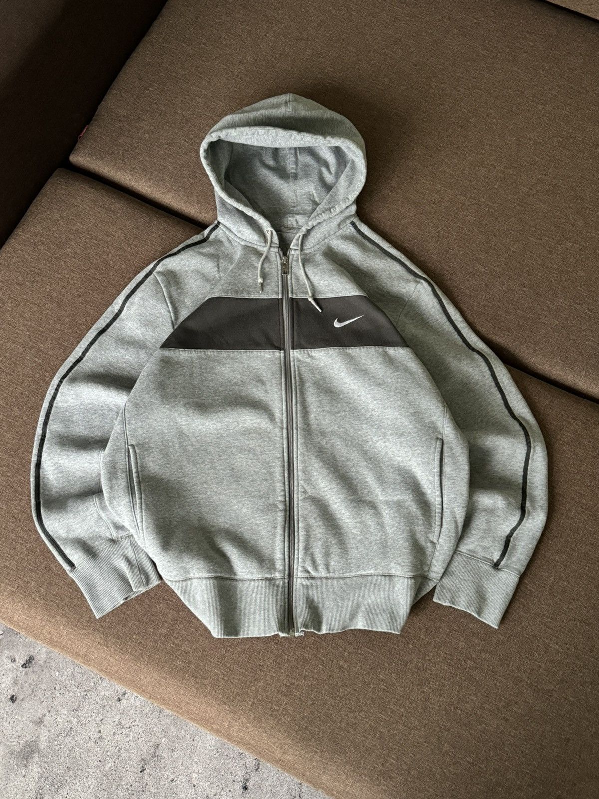 Nike Vintage Nike Y2K grey zip hoodie size XL Size US XL / EU 56 / 4 - 2 Thumbnail
