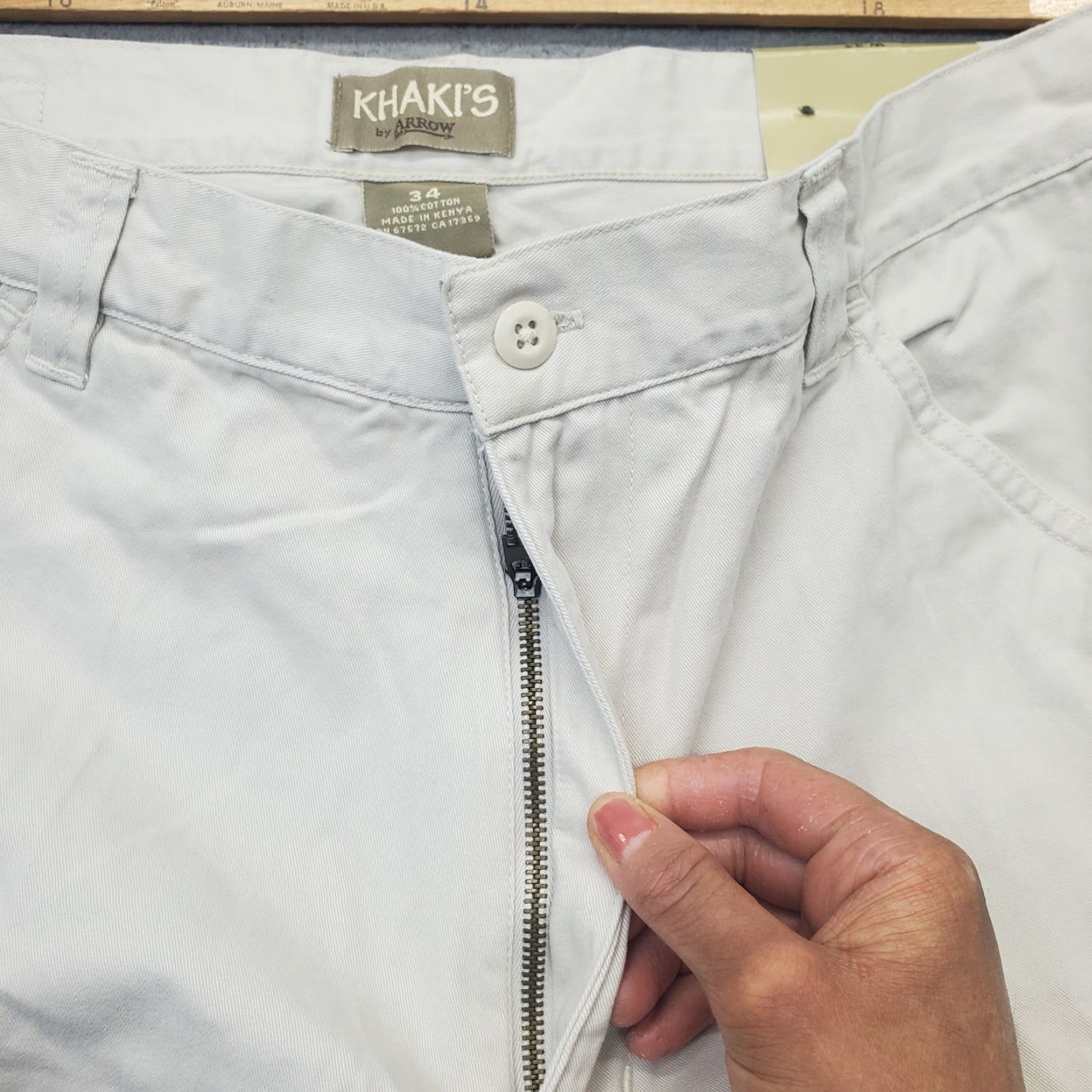Arrow Arrow Khakis Mens 34W Tan Classic Fit Casual Cargo Pocket Shorts Mens 34 Tan Cargo Pocket 8.75 Inseam 100% Cotton Size US 34 / EU 50 - 6 Thumbnail