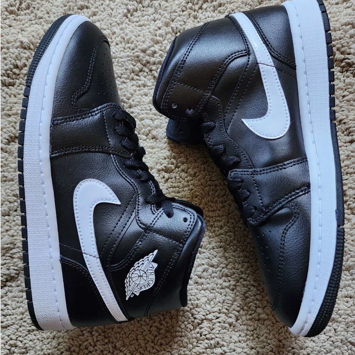 Jordan Brand Wmns Air Jordan 1 Mid Black White Brand New Sz 8 Size US 8 / IT 38 - 1 Thumbnail