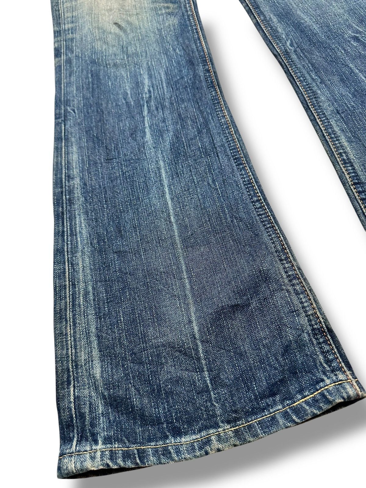 Wrangler Wrangler Vintage Rare Drop Design With Flare and Faded Wash Size US 31 - 12 Thumbnail