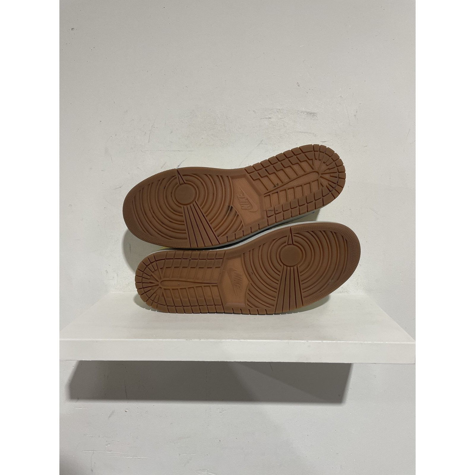 Nike JORDAN 1 RETRO LOW OG TRAVIS SCOTT CANARY(11.5 W) PREOWNED Size US 11.5 / IT 41.5 - 5 Thumbnail