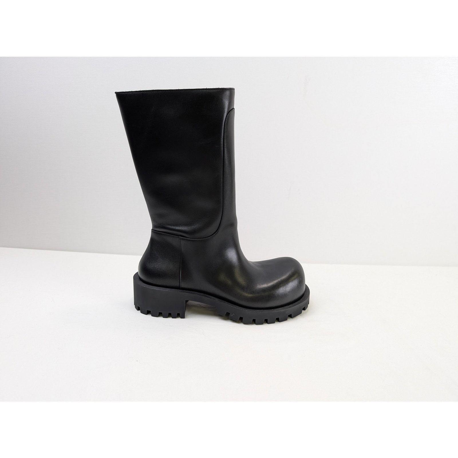 o1rshd1 Q:2 / New Matt CalfSkin Hummer Bootie Boots in Black