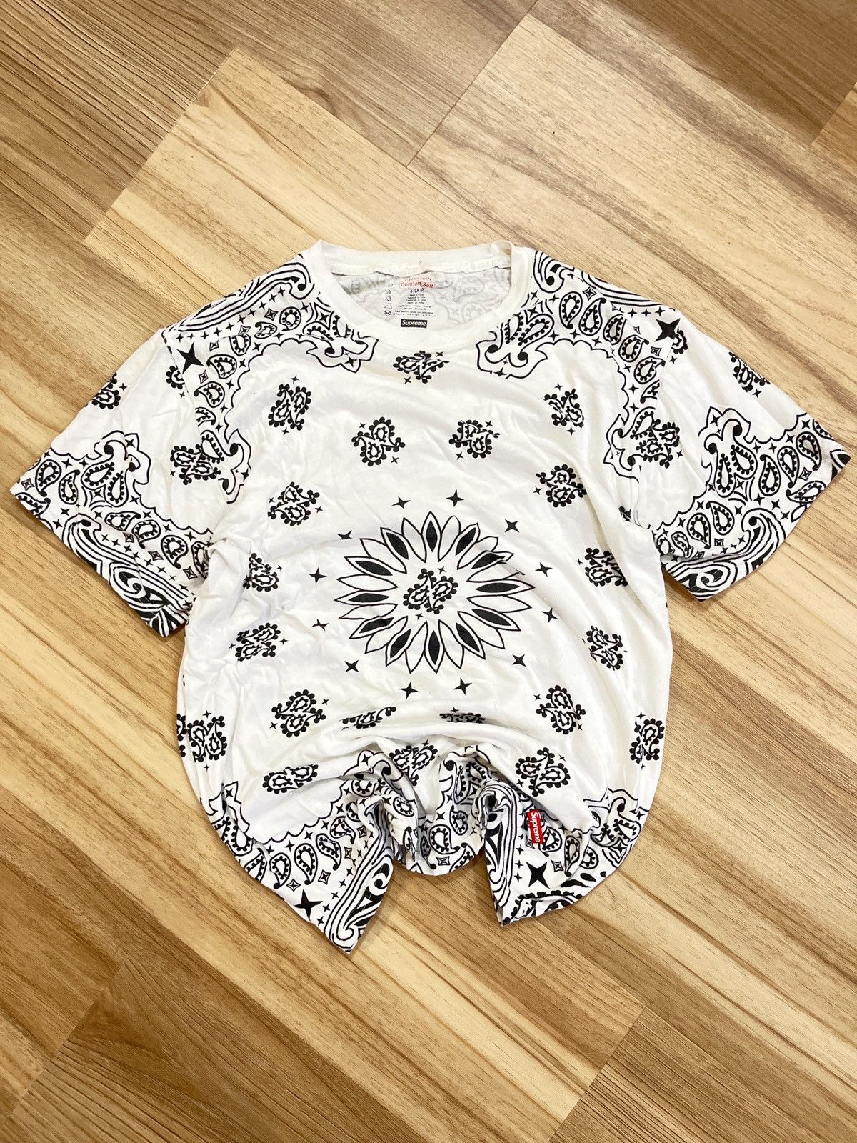 Supreme Supreme Hanes Bandana Paisley Tee Size US S / EU 44-46 / 1 - 5 Thumbnail