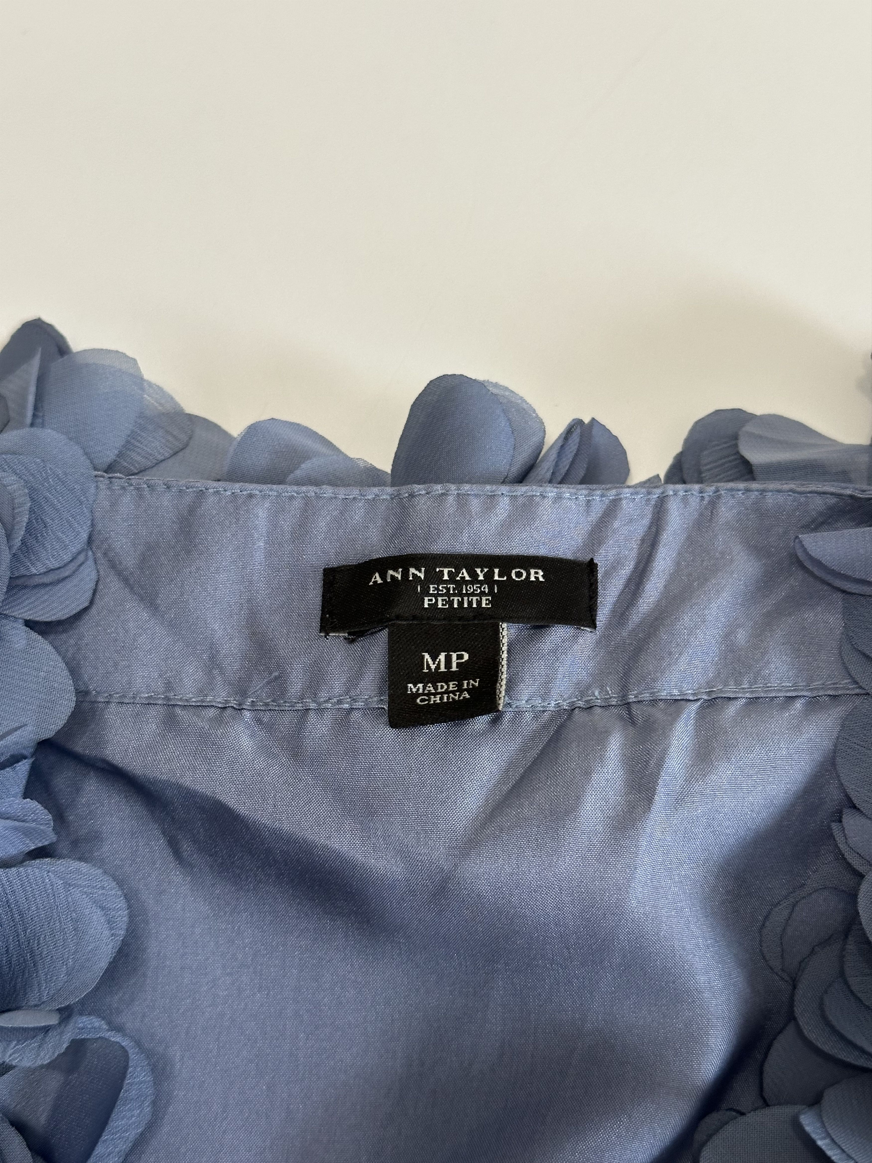 Other Ann Taylor Petite Blue Silk Blouse Size MP Floral Design Size S / US 4 / IT 40 - 2 Thumbnail