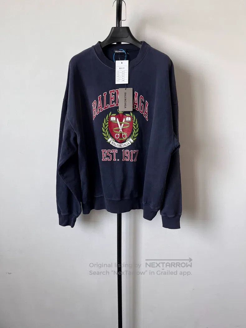 Balenciaga Balenciaga Emblem logo printed round neck long-sleeve swea Size US S / EU 44-46 / 1 - 1 Thumbnail
