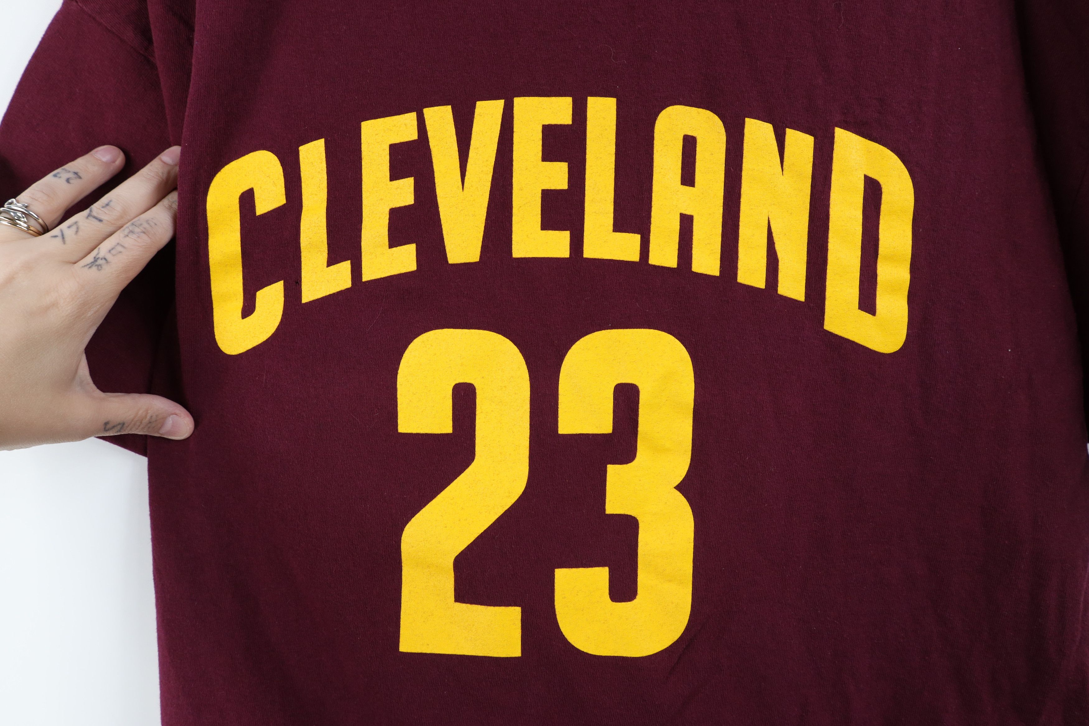 Vintage Vintage James Cleveland Cavaliers Basketball Jersey T-Shirt Size US XL / EU 56 / 4 - 4 Thumbnail