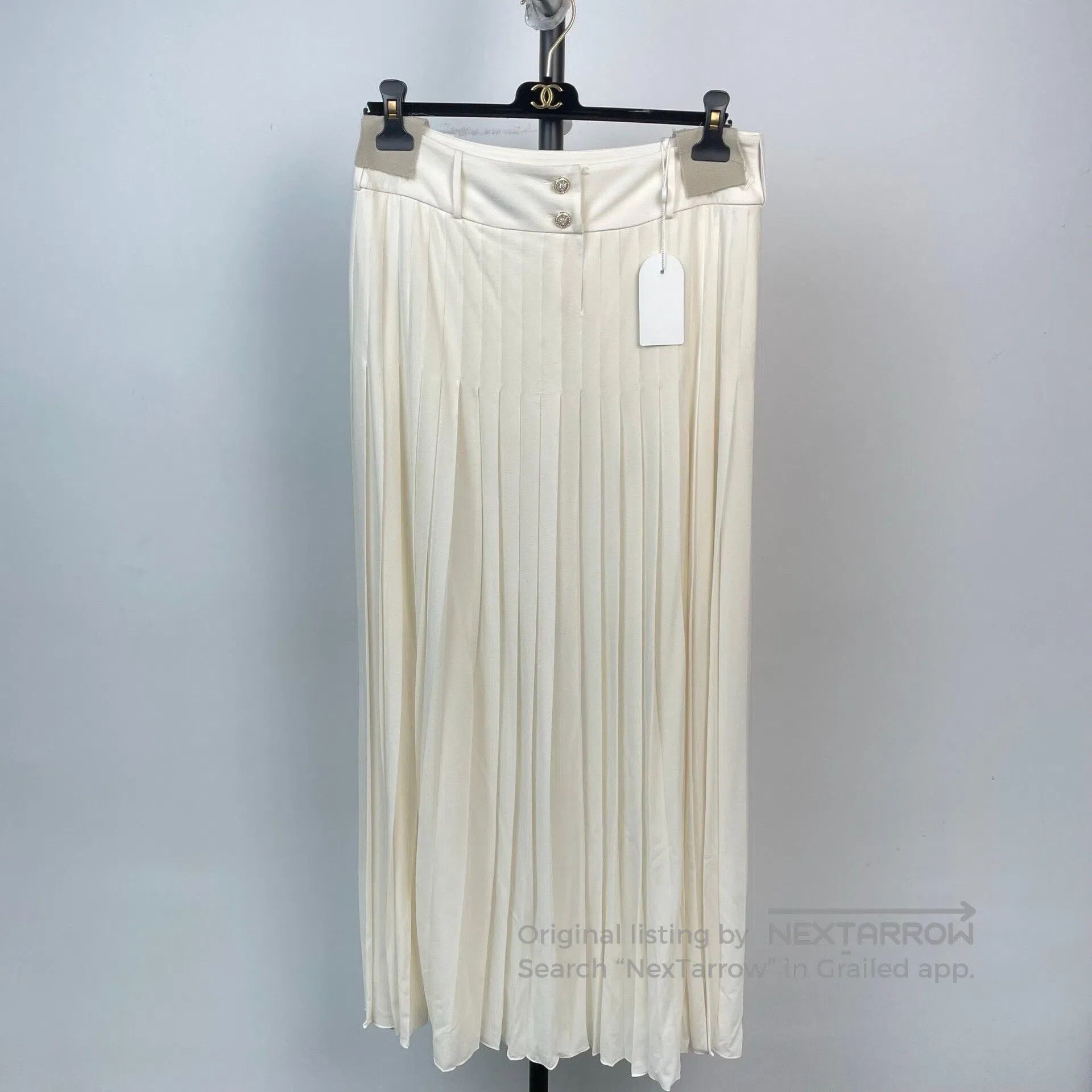 Chanel Chanel White Silk Pleated Diamond Buckle Half Skirt| Size 37" - 4 Thumbnail