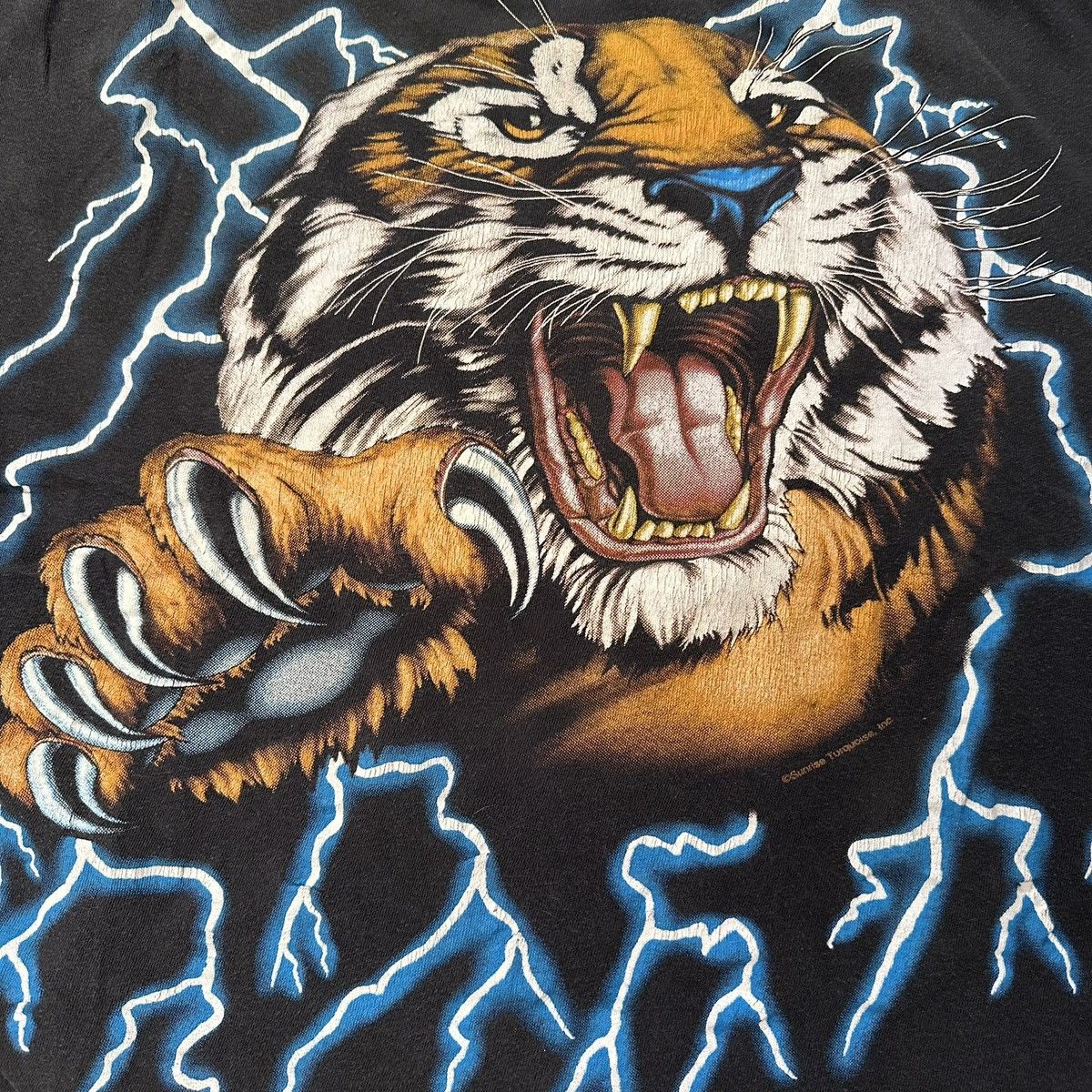 Vintage Vintage 90s American Thunder Tiger Lightning t-shirt Size US XL / EU 56 / 4 - 4 Thumbnail