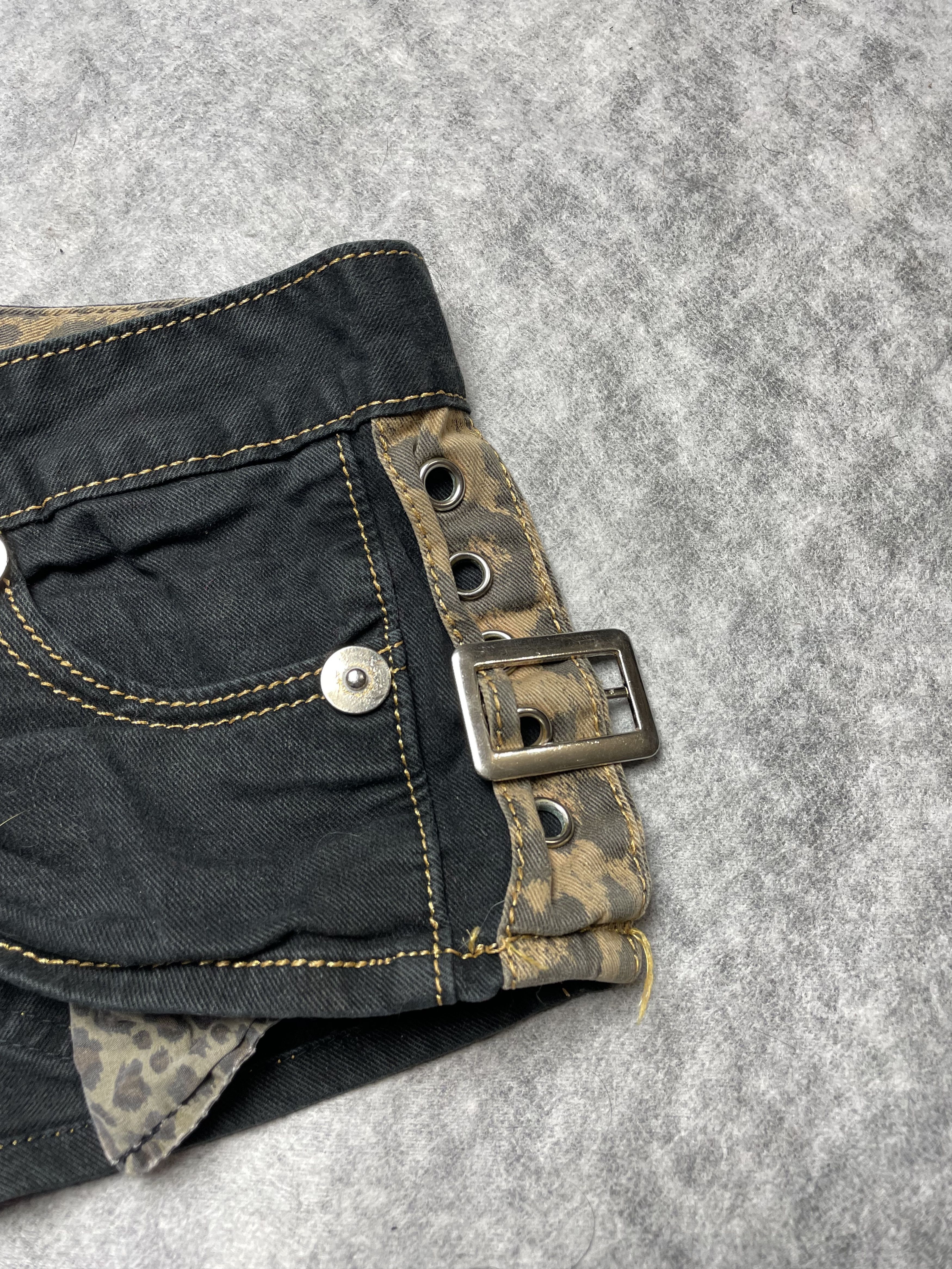 Japanese Brand DIA D.I.A. Jeans Shorts Leopard Print Gal Japan Size 24" / US 00 / IT 34 - 4 Thumbnail