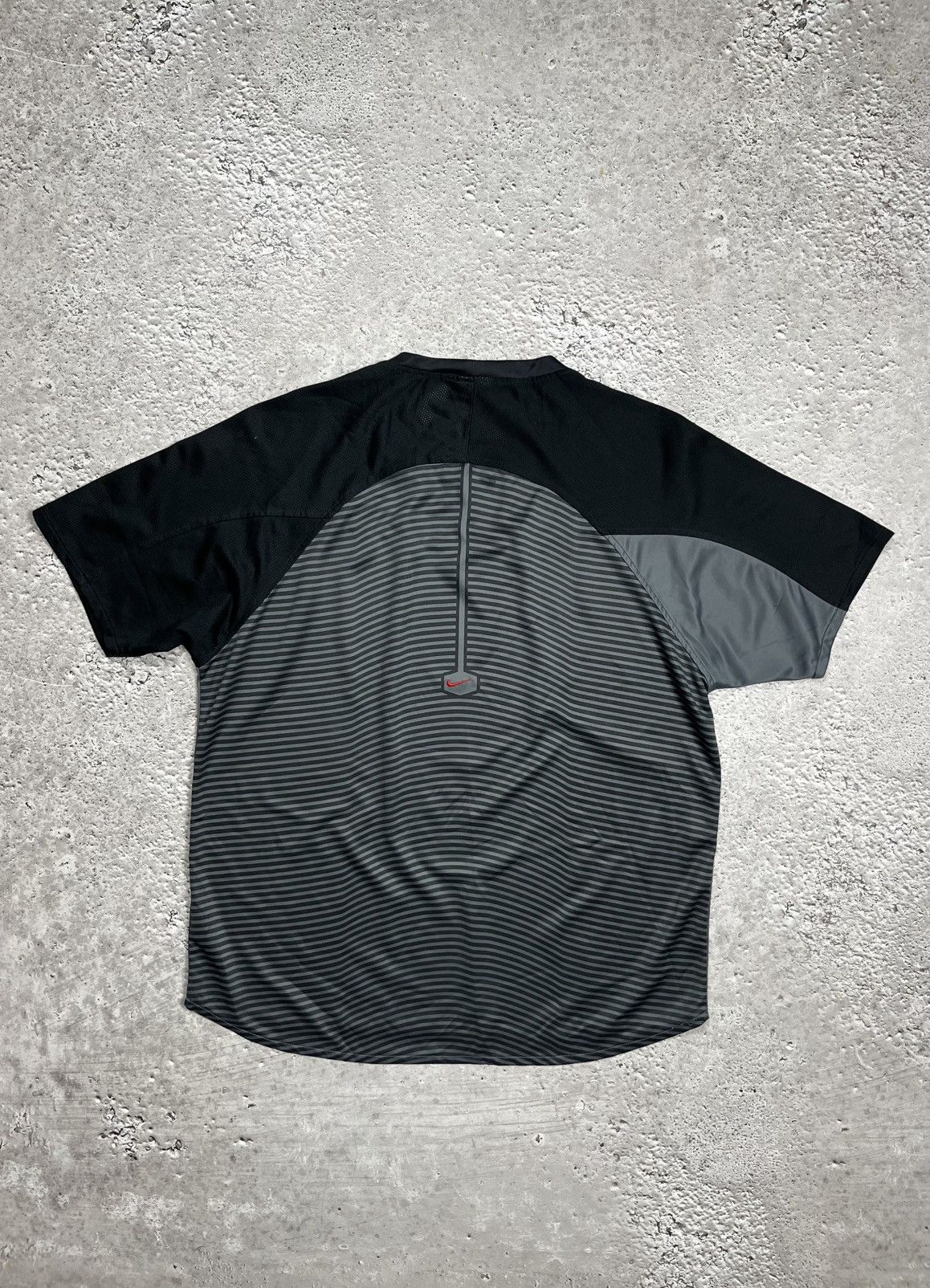 Nike Vintage Nike TN Y2K Tech Streetwear Gray Black T Shirt Size US L / EU 52-54 / 3 - 10 Thumbnail