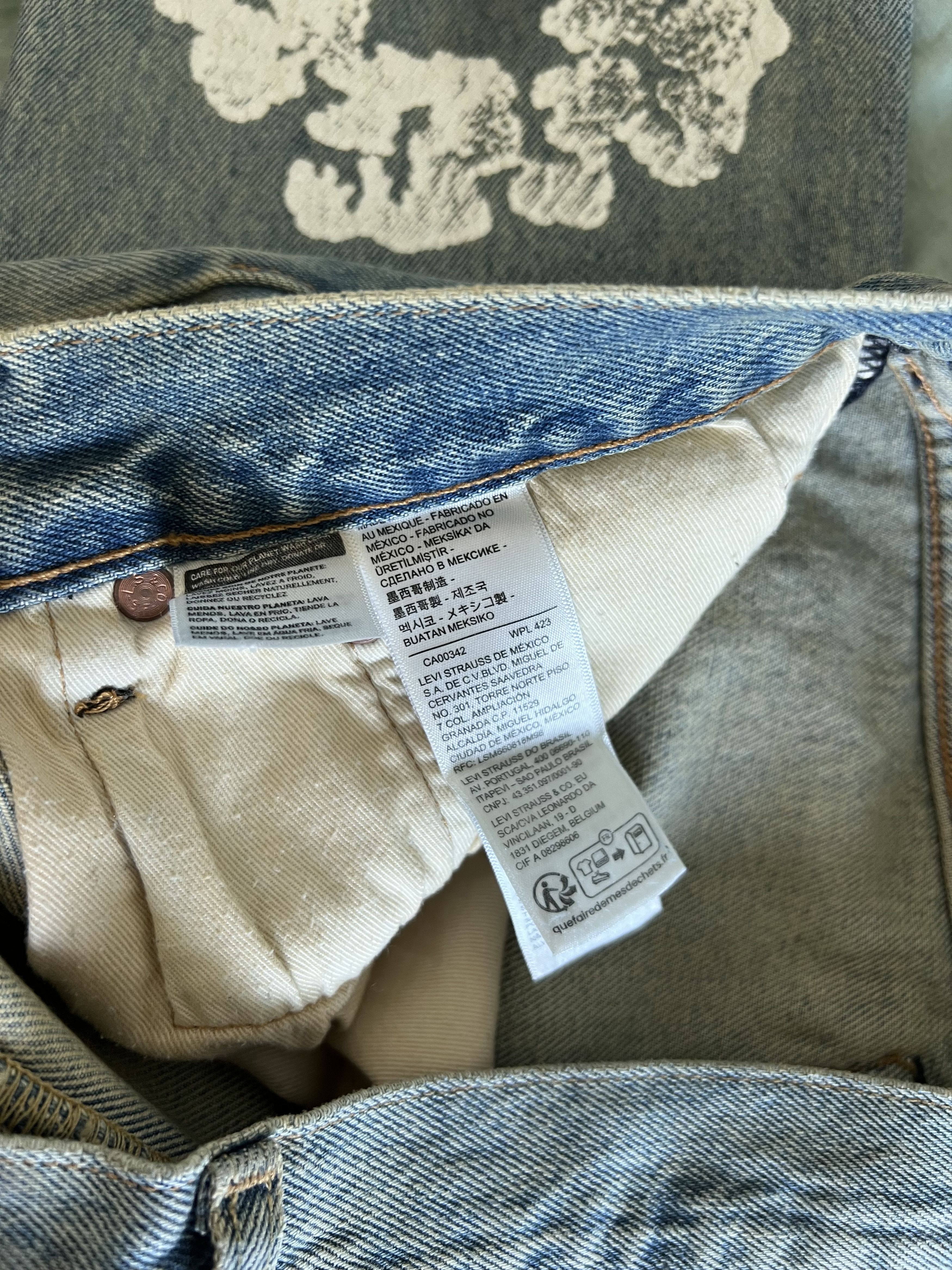 DENIM TEARS × Levi's Denim Tears Levi's Dirty Wash Wreath 501 in Light Wash Size US 33 - 7 Thumbnail