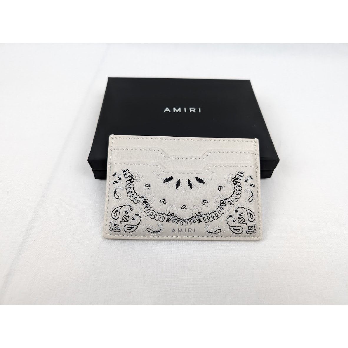 o1rshd1 Size: OS / Pebbled Bandana Card Holder in Beige