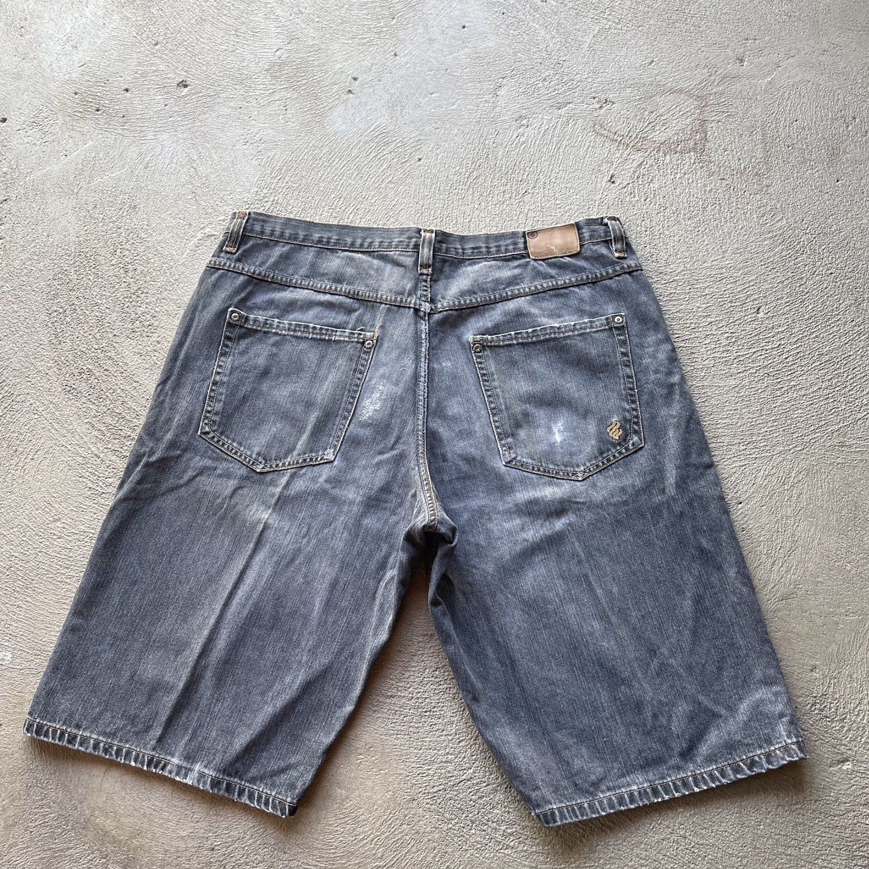Rocawear VINTAGE Rocawear Bermuda Shorts Denim Black 42 Men Relaxed The 90s Hip Hop Y2K Style, Logo Embroidered, Easy Care, Inseam 15" Size US 42 / EU 58 - 3 Thumbnail