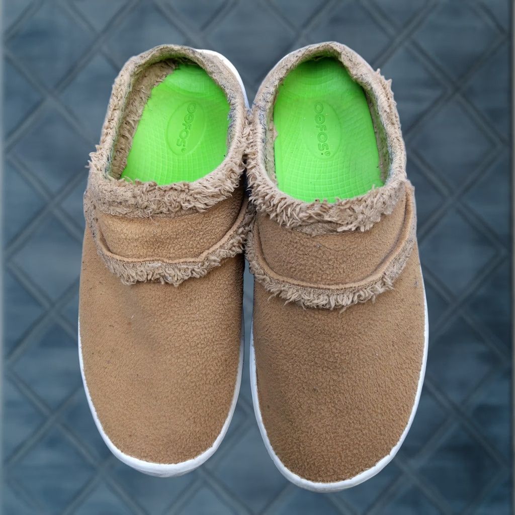 Vintage OOFOS Mens Slipper Mule Brown Fleece Faux Fur Lining Comfort Winter Casual Slipper Men 10/43 M Size US M / EU 48-50 / 2 - 1 Thumbnail