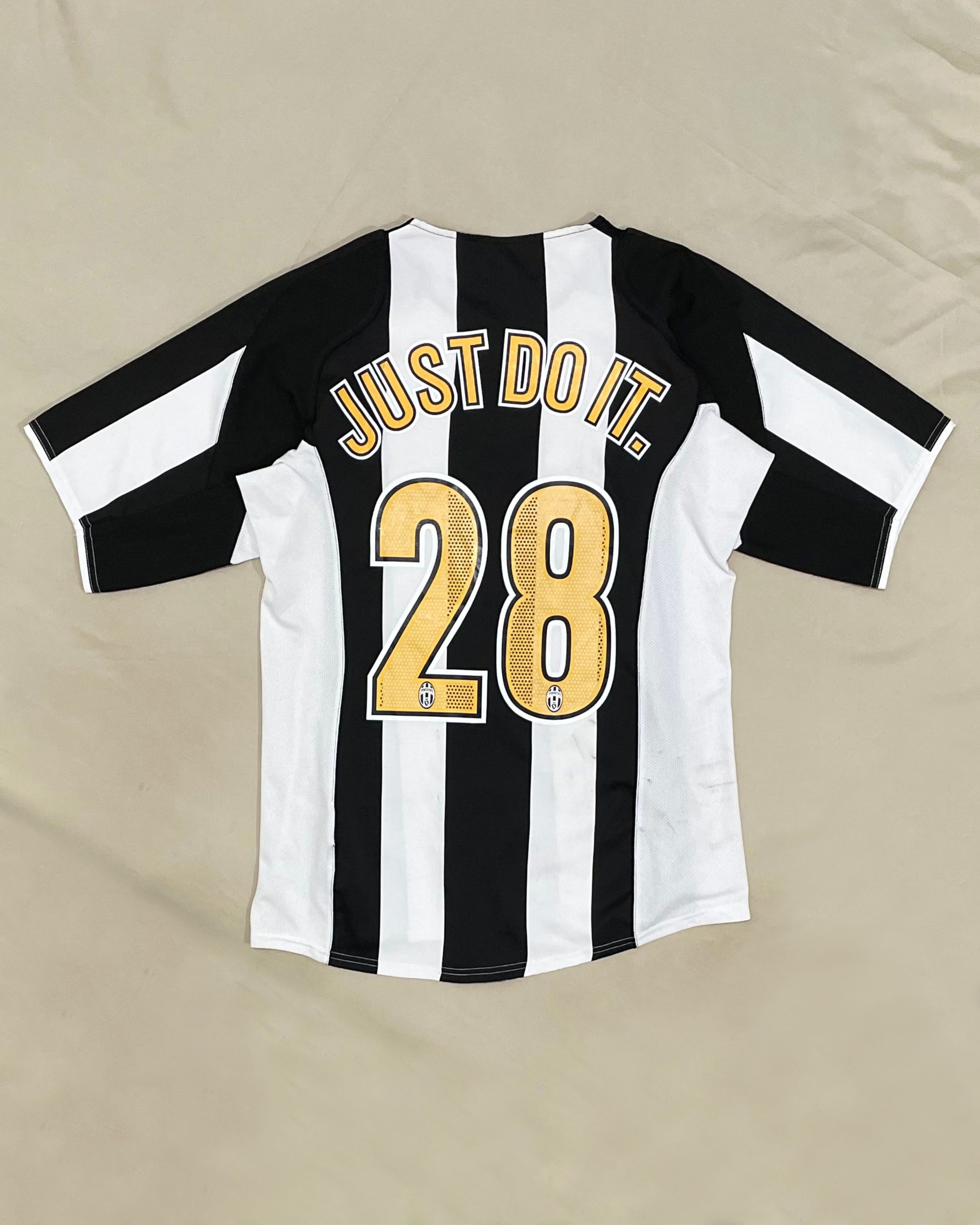 Nike Juventus Home Kit 2004 2005 Jersey Size US M / EU 48-50 / 2 - 2 Thumbnail