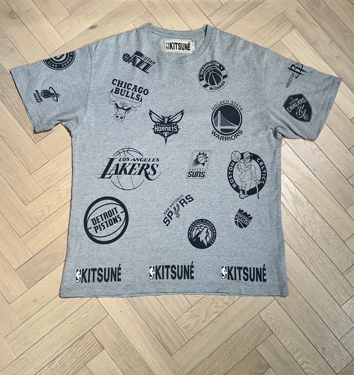 Maison Kitsune × NBA Maison Kitsuné x NBA Allover Print Tee Size US L / EU 52-54 / 3 - 1 Thumbnail