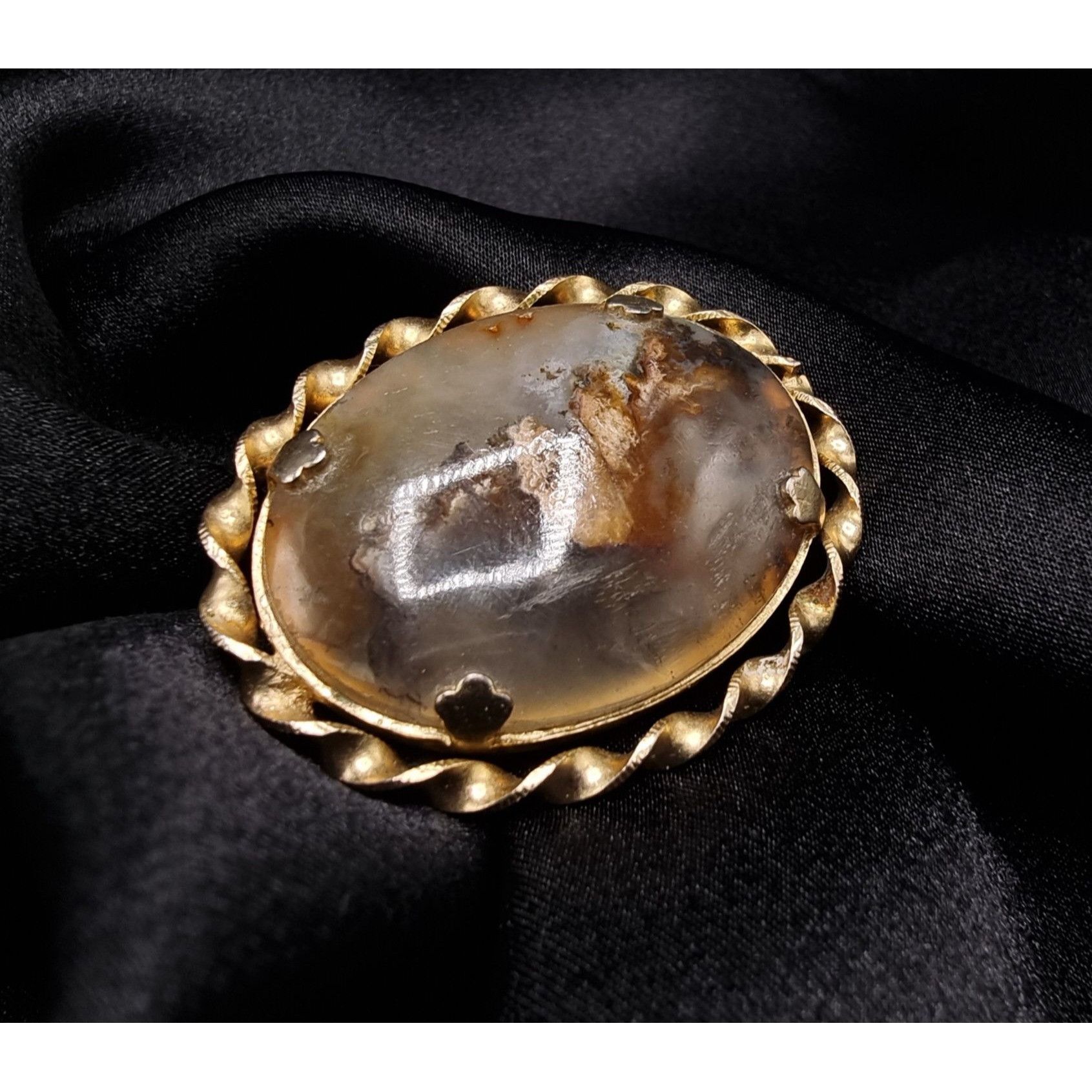 Vintage Rare Find Vintage 1930s-1940s Oval Gold Tone Brooch With Aga Size ONE SIZE - 2 Thumbnail