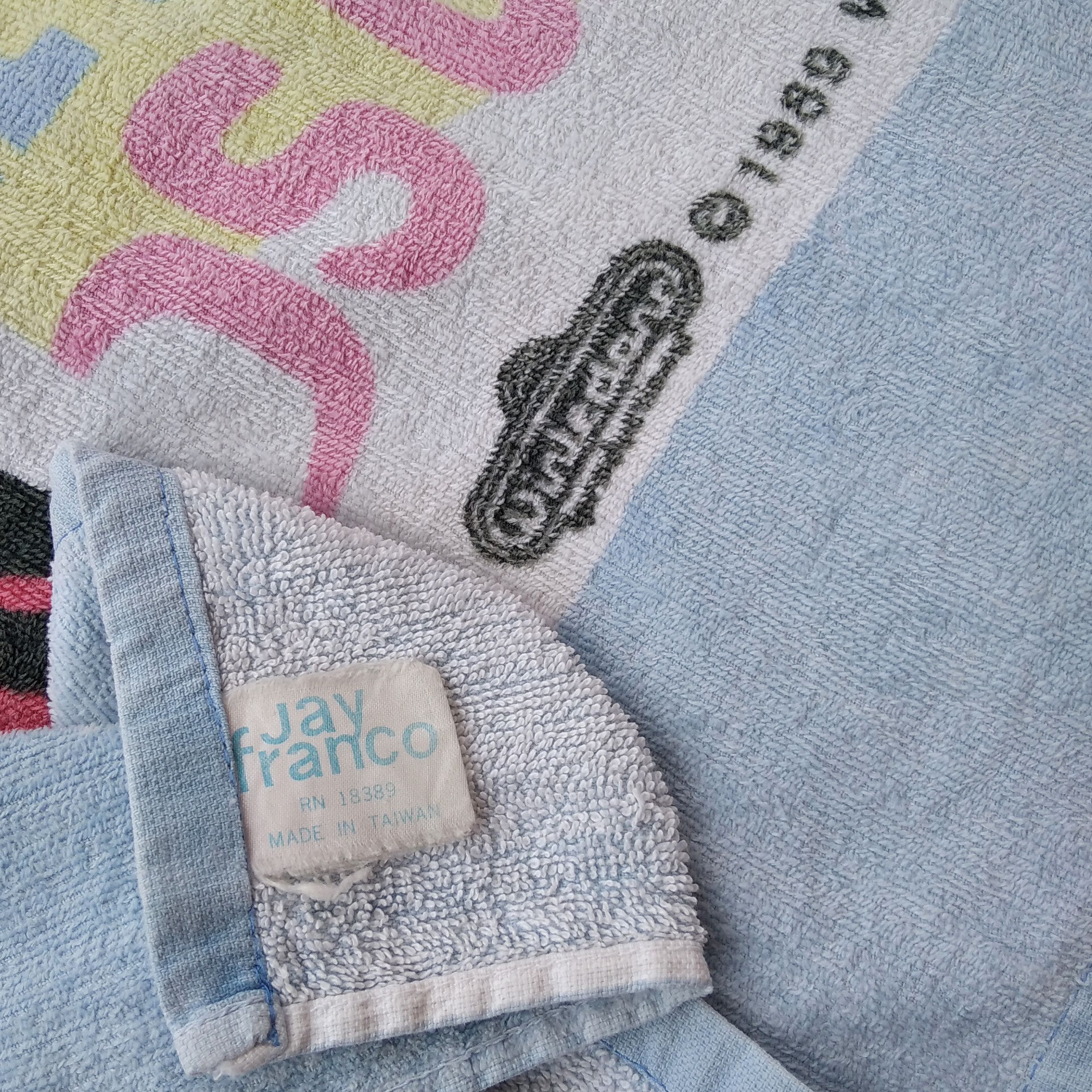 Band Tees Vintage 80's NEW KIDS ON THE BLOCK Towell / Flag cr 1989 Size ONE SIZE - 7 Thumbnail