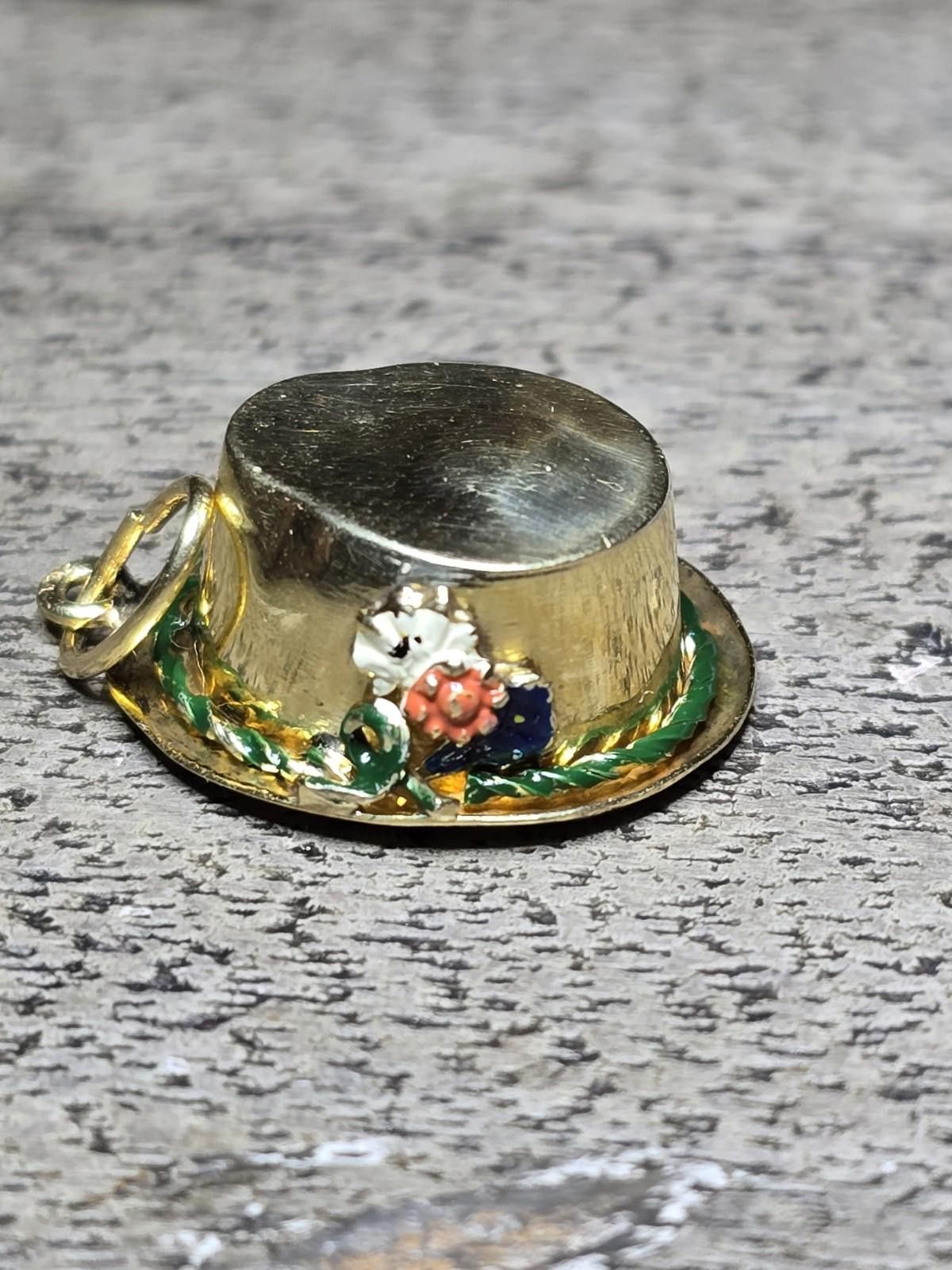 The Unbranded Brand Vtg 14k Yellow Gold Enamel Flower Hat Charm Pendant 2.7g Size ONE SIZE - 1 Thumbnail