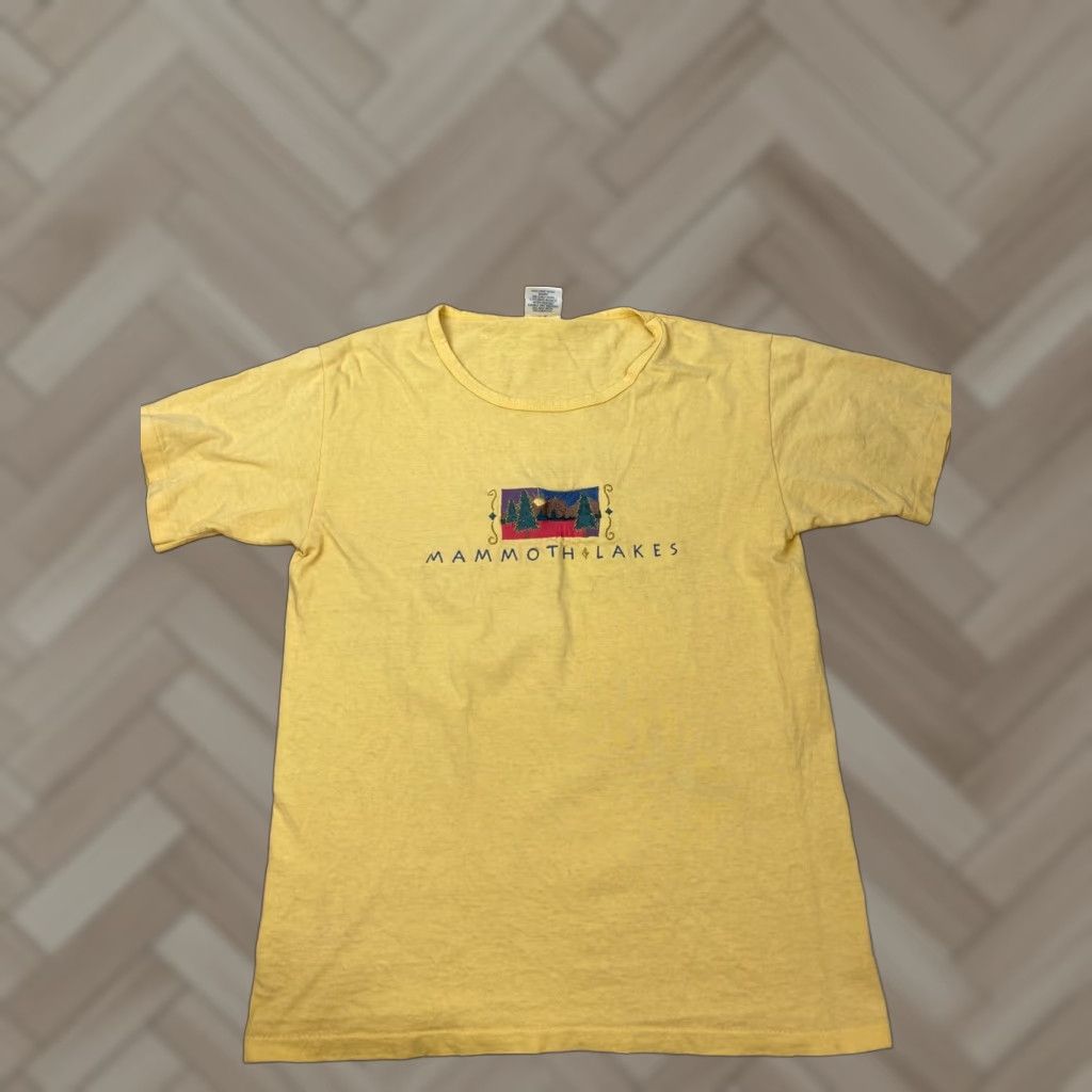 Vintage VINTAGE Desert Heat T-Shirt Womens Christmas Embroidered Yellow Small Short Sleeve USA #3466 Size S / US 4 / IT 40 - 1 Thumbnail