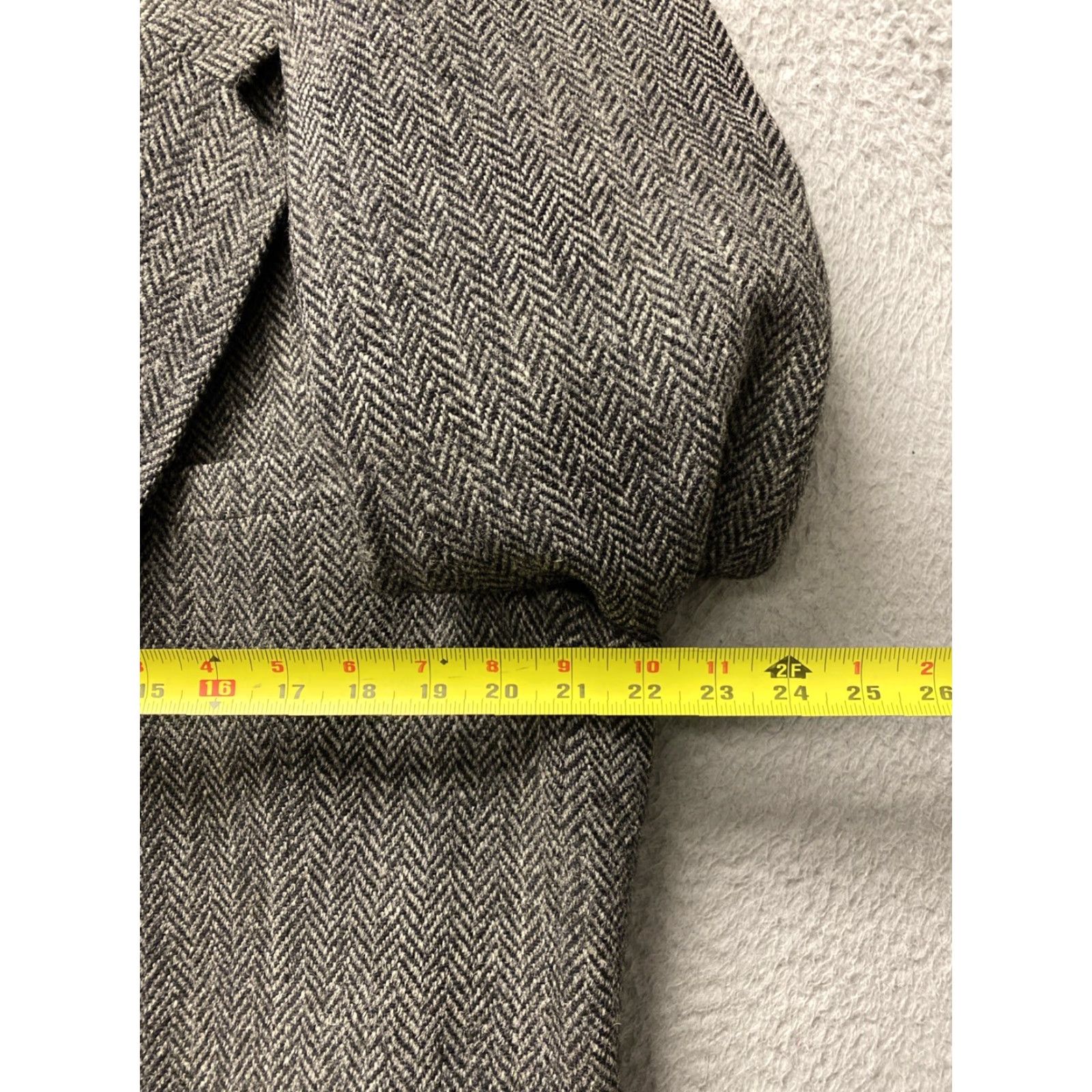 Harris Tweed VINTAGE Harris Tweed Blazer Men’s 42 Grey Wool Herringbone Notch Lapel Single-Breasted 2-Button Front Size 42R - 5 Thumbnail