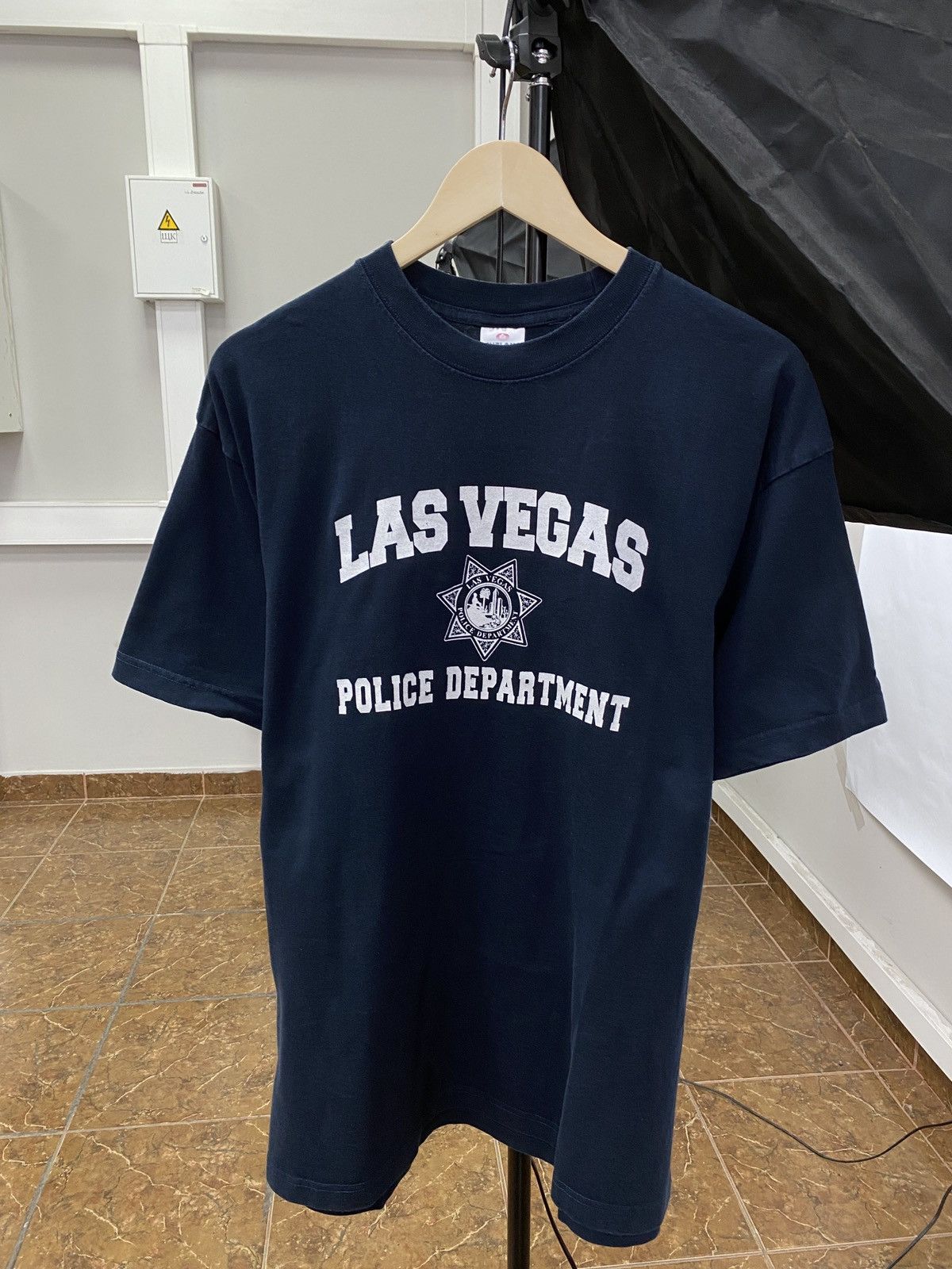 Hanes 🇺🇸 Vintage 90s Las Vegas Police Department Rare T-Shirt Size US XL / EU 56 / 4 - 1 Thumbnail
