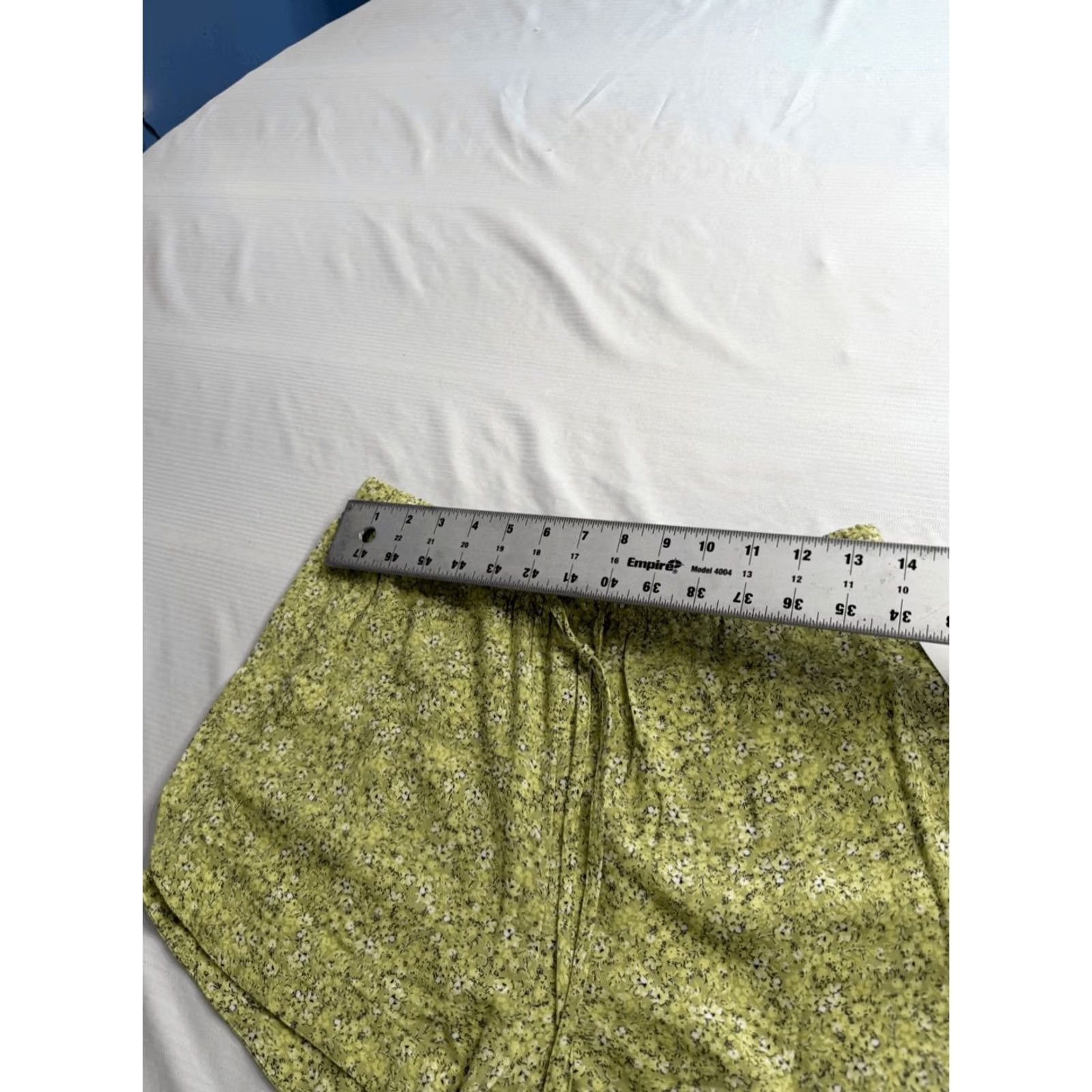 Rvca Shorts Womens Small Green Floral Viscose New Yume, Women's (Size 28) — image 3 of 6