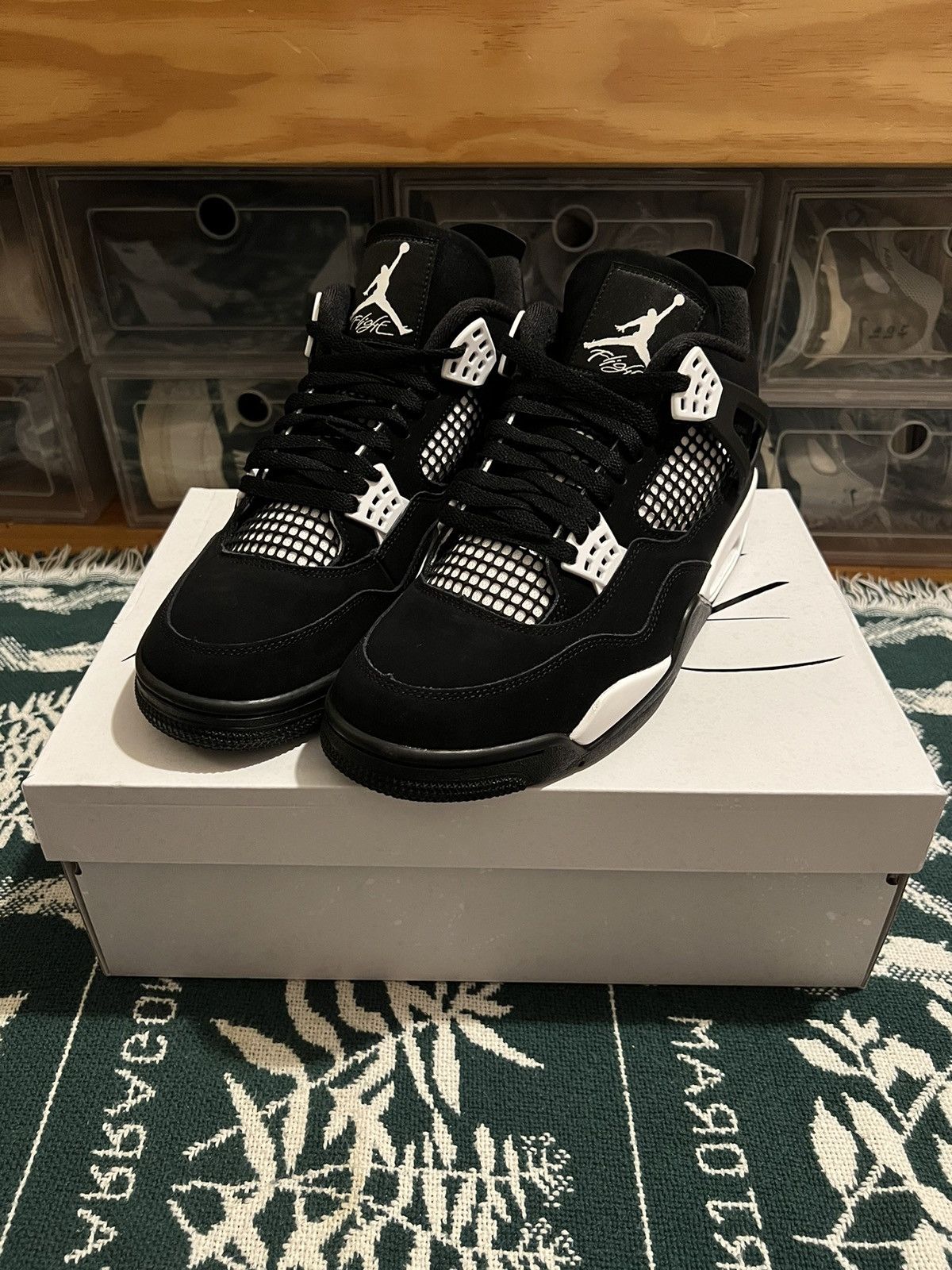 Jordan Brand × Nike White Thunder Jordan 4 Size US 10 / EU 43 - 2 Thumbnail