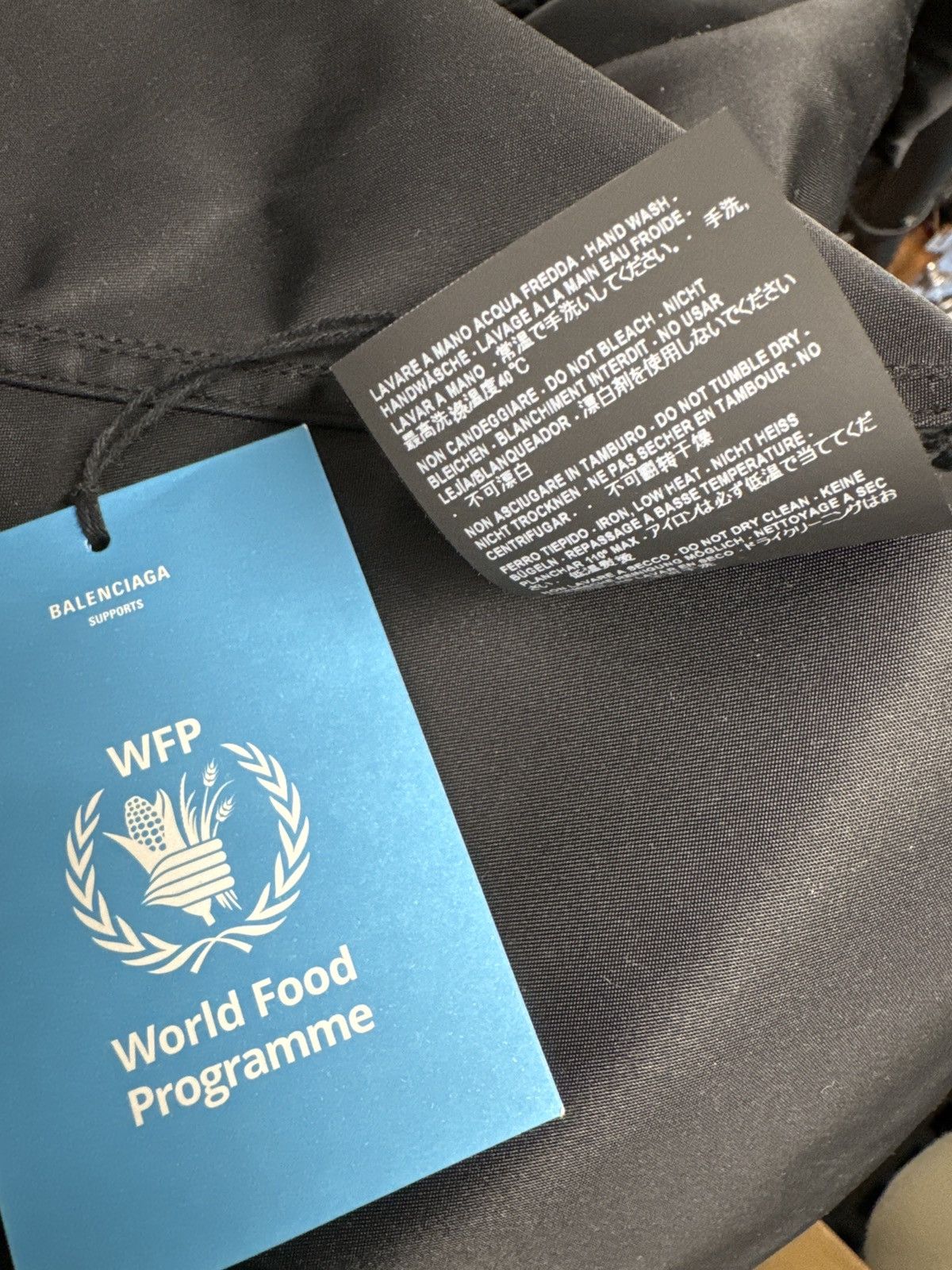 Balenciaga FW18 WFP World Food Programme Windbreaker Jacket NWT (46) Size US M / EU 48-50 / 2 - 8 Thumbnail