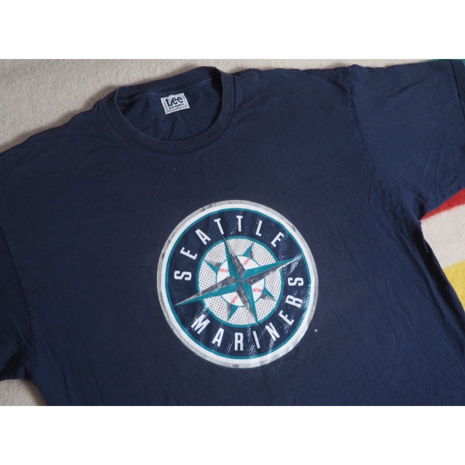 Lee VINTAGE Lee Seattle Mariners Navy Blue Logo Tee T-Shirt Mens 2XL Sportswear/Beach Graphic Tee 2000s Mens Size US XXL / EU 58 / 5 - 2 Thumbnail