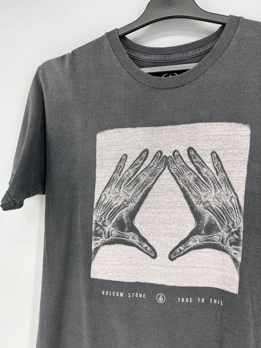 Volcom Vintage Y2K Volcom Stone Skateboard Pin Logo Design Tshirt Size US S / EU 44-46 / 1 - 7 Thumbnail