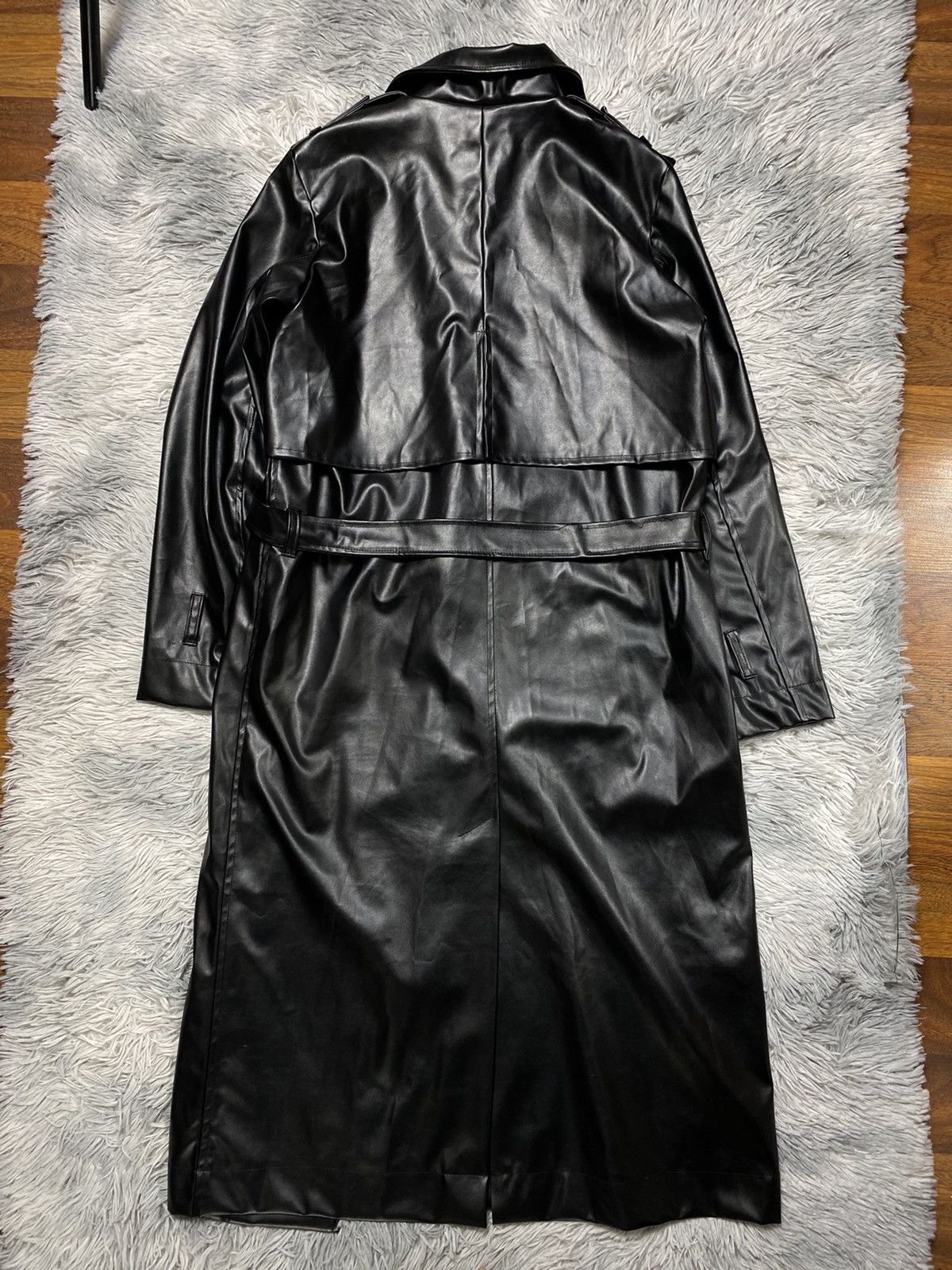 Vintage Black Glossy Trench Coat – Perfect Fall Statement Piece Size US S / EU 44-46 / 1 - 10 Thumbnail