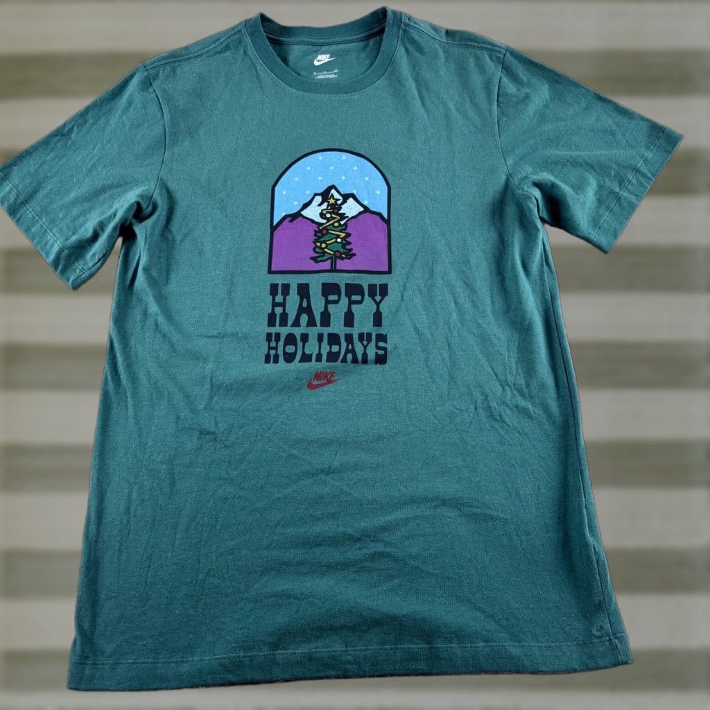 Nike Nike T Shirt Mens S Green Happy Holidays Christmas Tree Graphic Print Tee Size US S / EU 44-46 / 1 - 1 Thumbnail