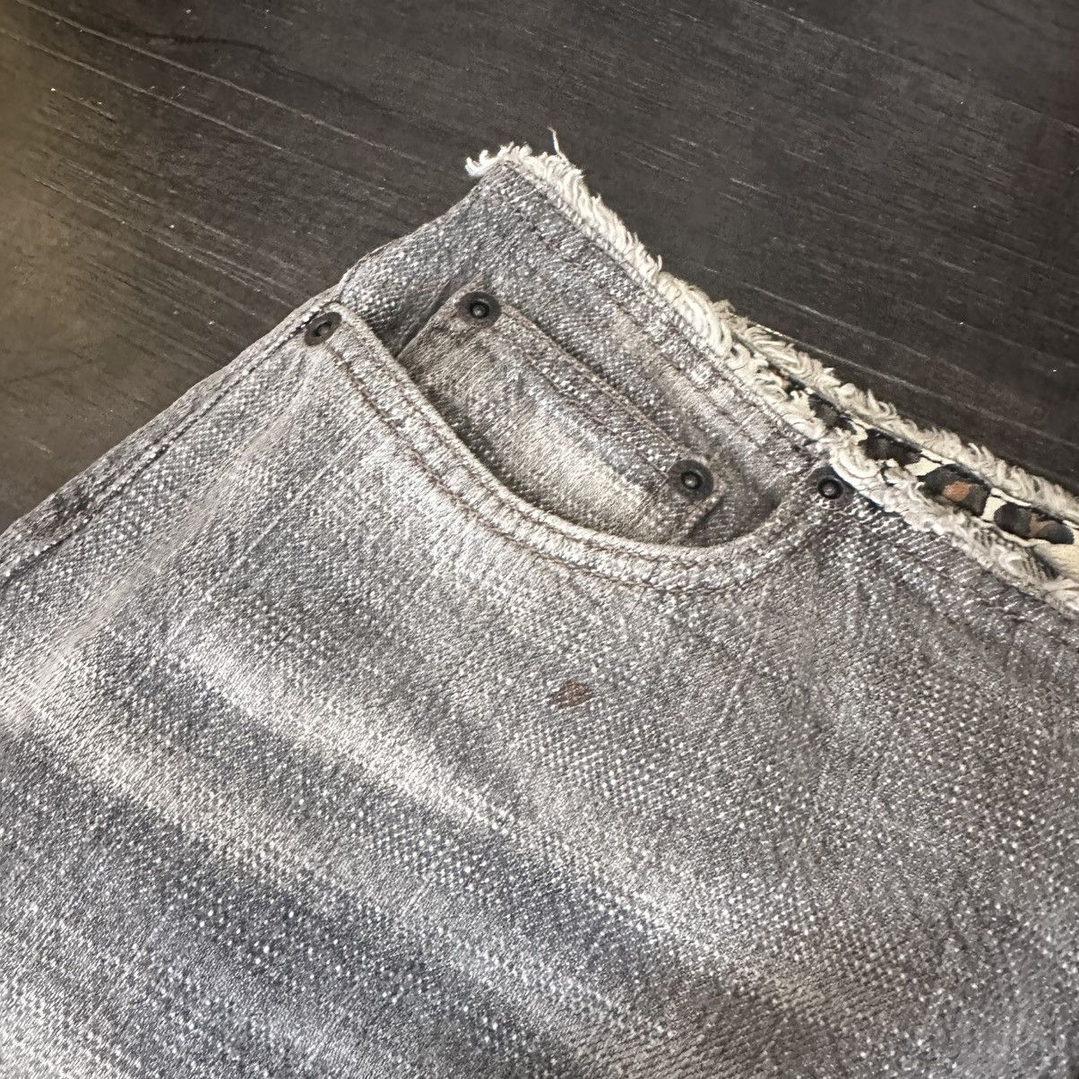 Express Y2K Express Grey Low Rise Denim Mini Skirt Cheetah Size 5/6 Size 28" / US 6 / IT 42 - 3 Thumbnail
