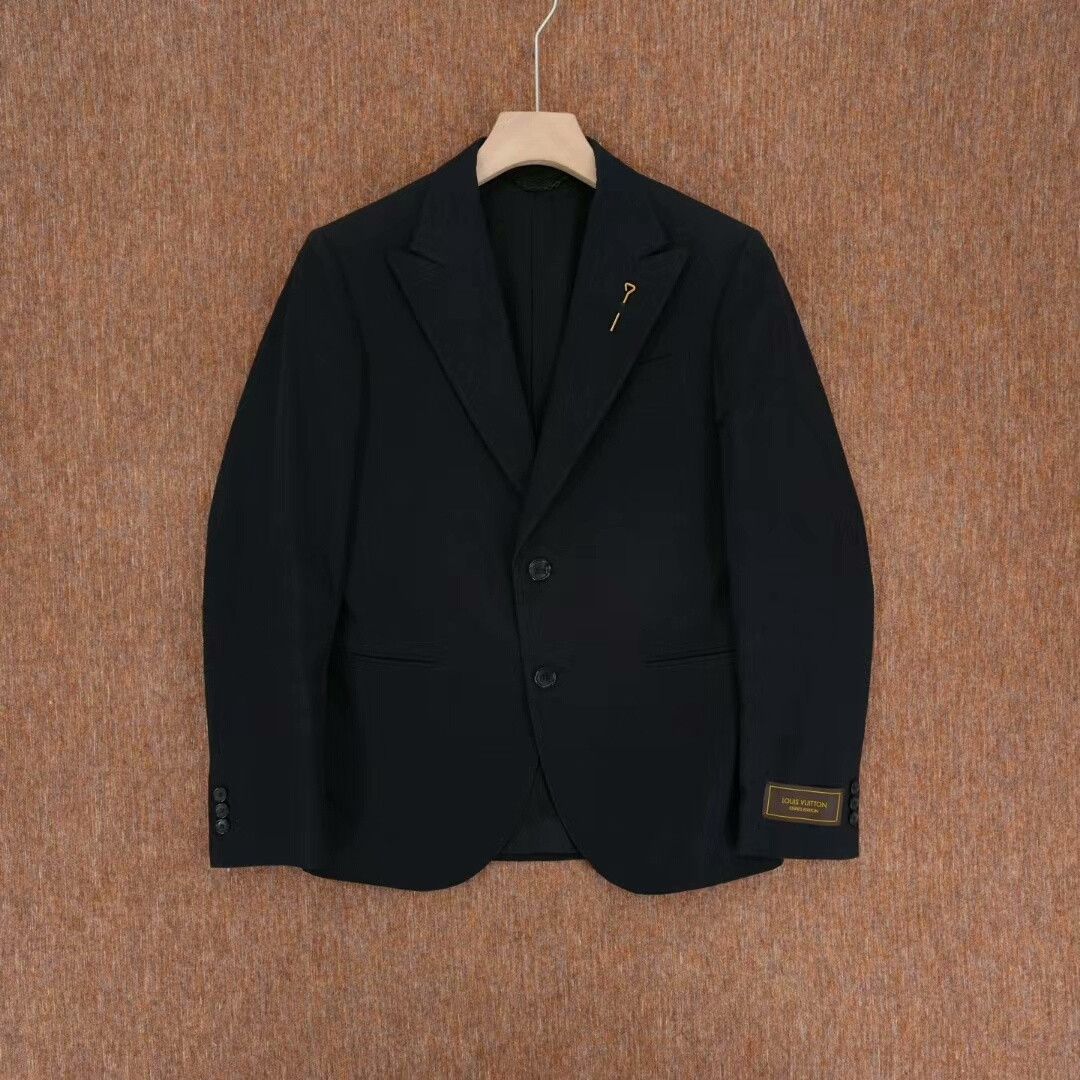 Louis Vuitton louis vuitton black embossed logo jacket Size US L / EU 52-54 / 3 - 1 Thumbnail