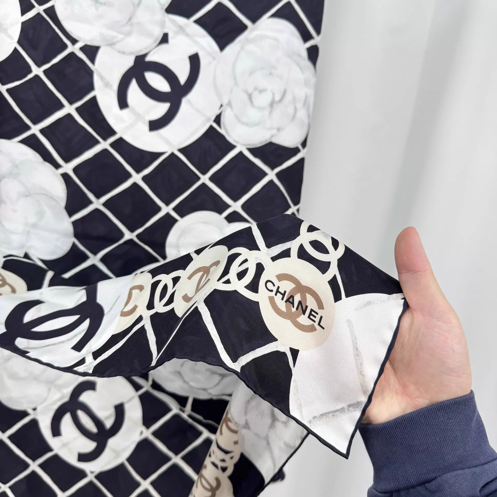 Chanel Chanel Camellia All Over Print 90x90cm Scarf Size ONE SIZE - 4 Thumbnail