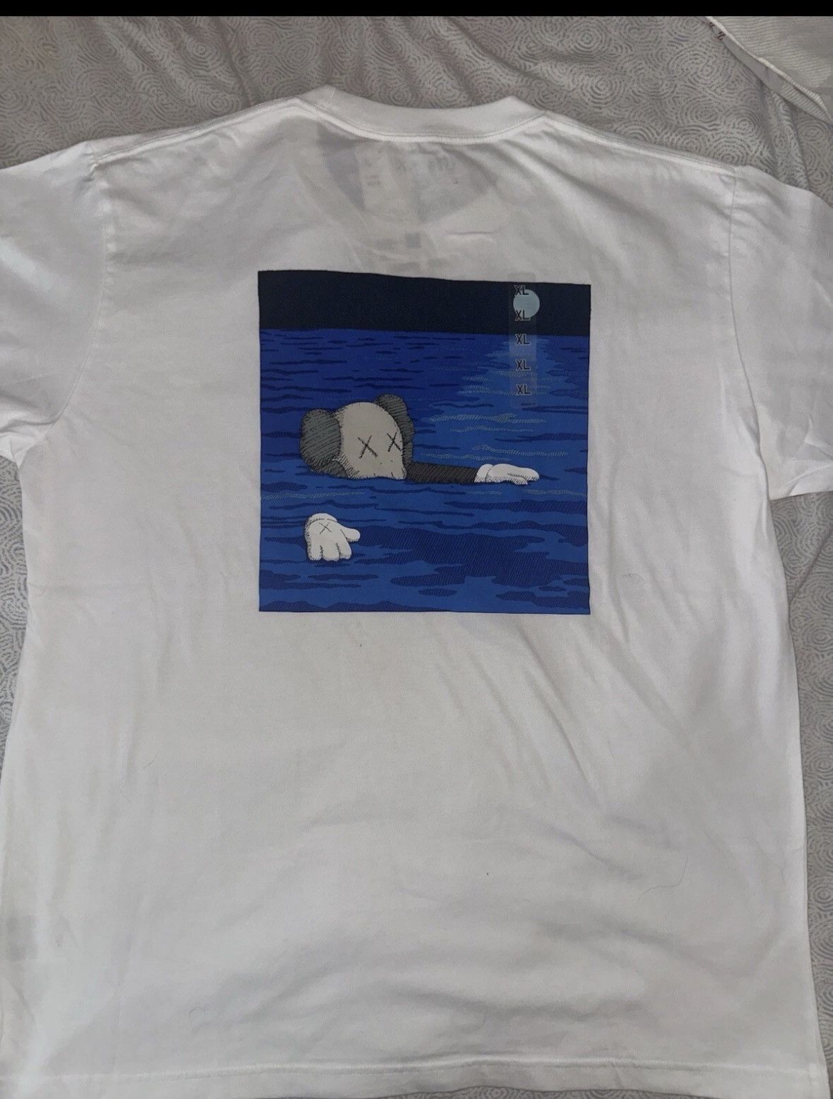 Kaws KAWS x Uniqlo “Swimming Artbook Cover” Graphic T-shirt White Size US XXL / EU 58 / 5 - 2 Thumbnail