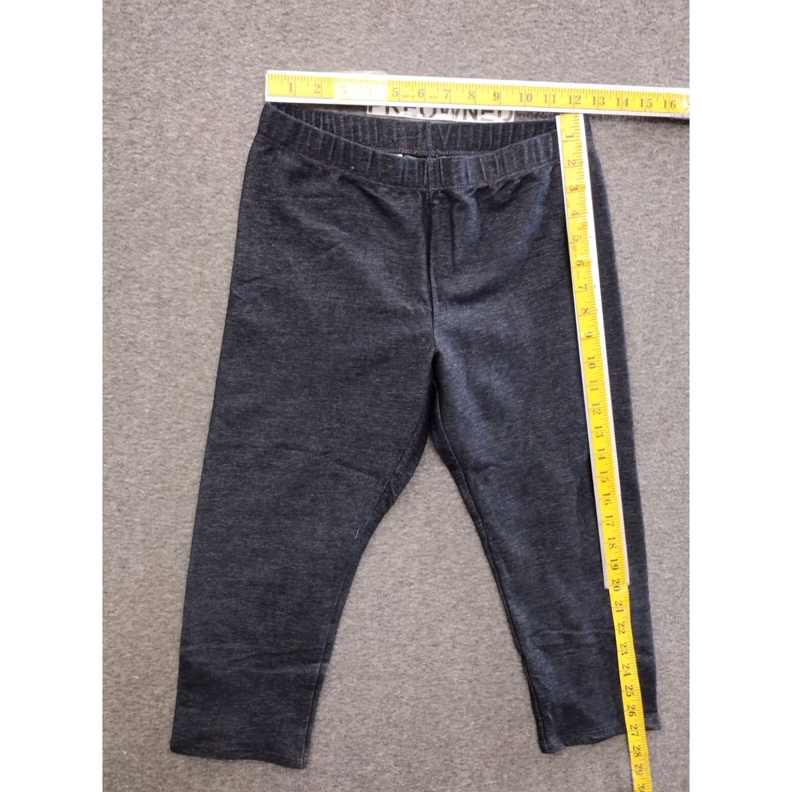 Vintage No Boundaries Gray Capri Pants Womens Size S Casual Pull On Waist 17 In Inseam Capris Front Flat Comfort Elastic Waist Regular Fit Shorts/Pants Size 28" / US 6 / IT 42 - 4 Thumbnail
