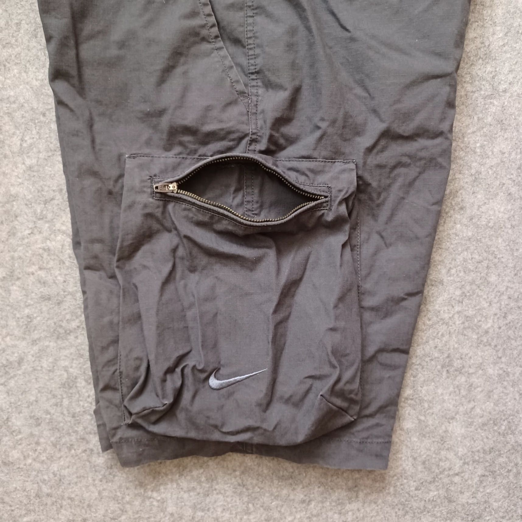 Nike VINTAGE Nike Shorts Mens 34 Black Faded Logo Cargo Zip Pockets Athletic Casual Size US 34 / EU 50 - 7 Thumbnail