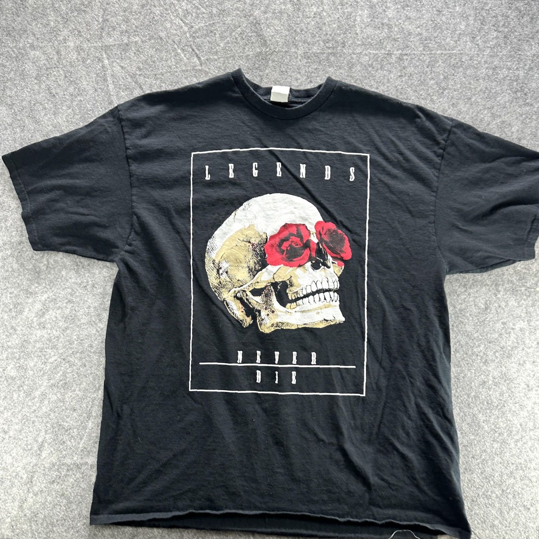 Vintage Legends Never Die Skull Roses Shirt Mens XL Black Graphic Gothic Tee Streetwear Size US XL / EU 56 / 4 - 2 Thumbnail