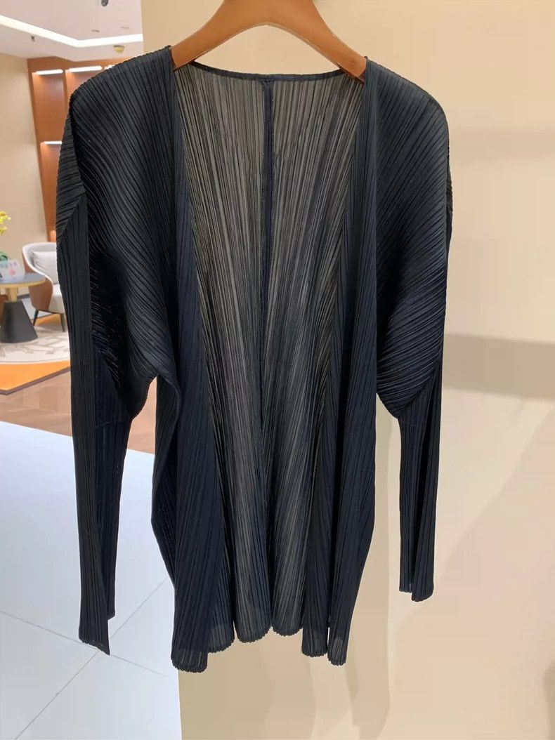Issey Miyake Issey Miyake Black pleated cardigan Size M / US 6-8 / IT 42-44 - 4 Thumbnail