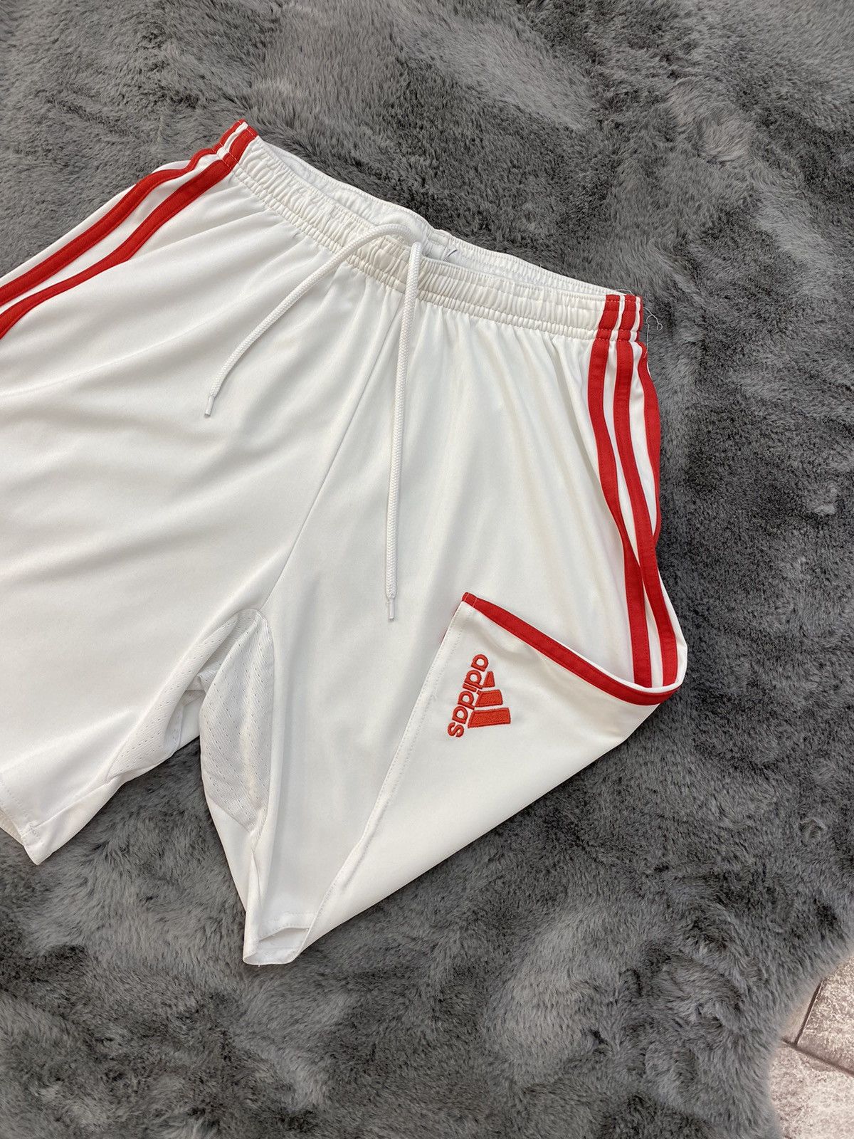 Adidas × Vintage BAYERN MUNICH 2015 2016 HOME SOCCER SHORTS ADIDAS Size US 31 - 4 Thumbnail